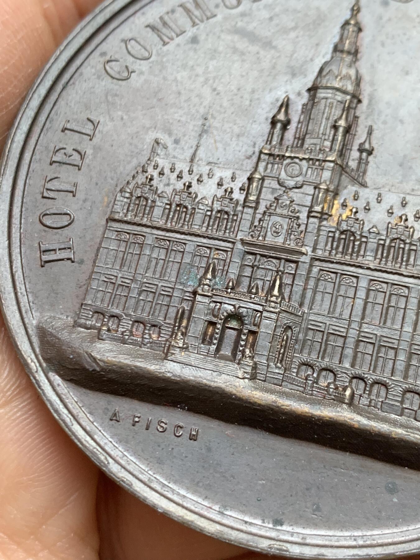 《竞宝斋》第465场 周日，周一，周二，3场连拍 （全场包邮）欢迎送拍 比利时斯哈尔贝克市政厅重新建成25周年纪念铜章，105.2g，62.8mm