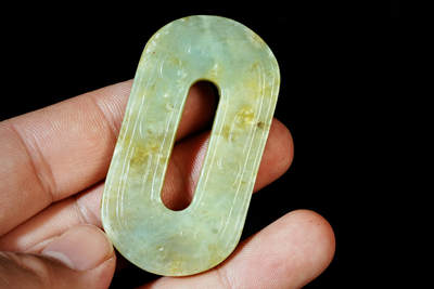 上海都达杂项专场四十七【全场包邮】  和田玉湖水绿精雕《绦环》挂件