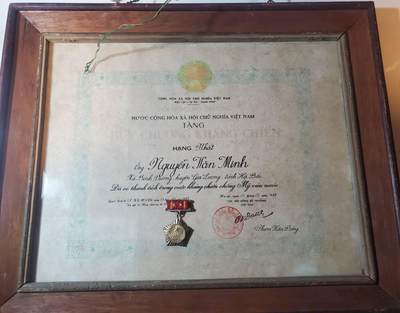 韵星假日军品类拍卖第三十九期暨默多克中校夫妇专场 -- Rimey Holidays Militaria Auction 39 & The Modoks Collection  - 越南社会主义共和国一级抗战奖章带大证书 品相非常好越战事迹 证书非常大 一级很少见 带原框无损 章为白铜镀金版本 非后期铝