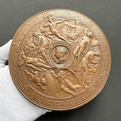 「木头集藏」“ 新岁撷珍”——章牌精品专场！ - Antoine Vechte～1857年英国国家艺术竞赛铜奖章，直径: 144mm ，由英国科学与艺术部（Science and Art Department）委托制作。 英格兰女王维多利亚蒙神感恩 1857年 为在全国艺术竞赛中取得成功者颁奖 ，百年前欧洲章牌大师高超的雕刻和铸造工艺确实精湛，在具体细节上体现得淋漓尽致。品相非常好！细腻柔顺的棕褐色包浆宛如一块诱人的极品巧克力。