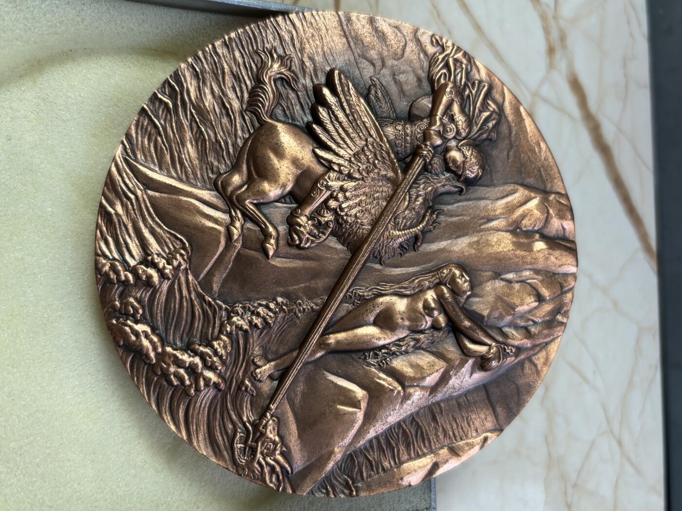 第190期拍卖 安格尔名画罗杰解救安吉丽卡纪念大铜章，直径100毫米，重700克