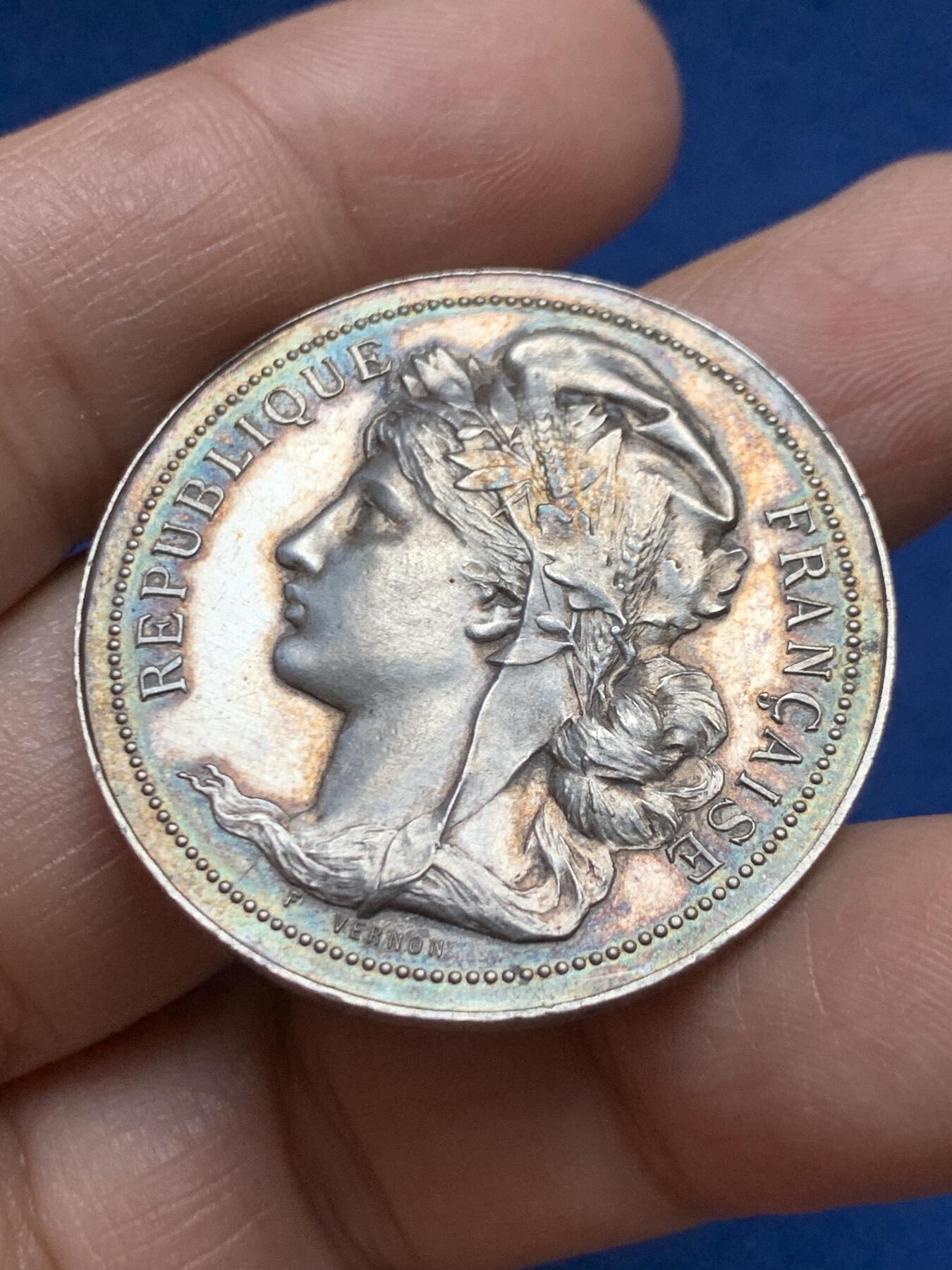 《竞宝斋》第465场 周日，周一，周二，3场连拍 （全场包邮）欢迎送拍 法国花环玛丽安娜银章带环彩，直径36.4mm，argent950银，21.1克