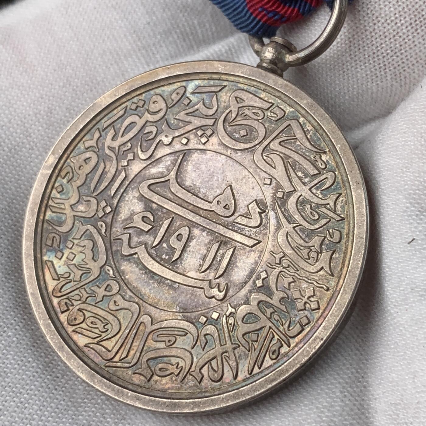 掌中浮雕-藏着的欧洲第052场 1911年英国乔治五世德里杜尔巴银制奖章，40mm，40g，1911年设立，纪念乔治五世在德里杜巴被宣布为印度皇帝，颁发量：26800枚