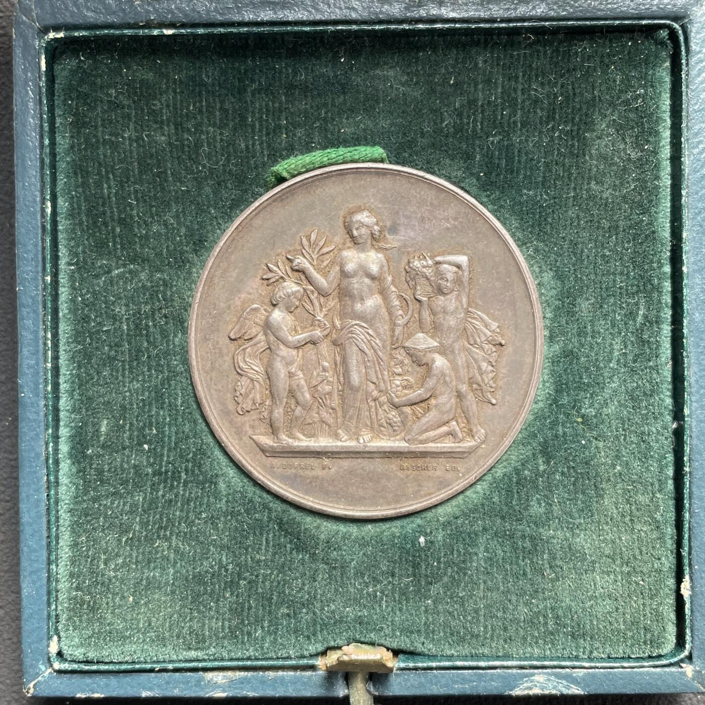 「木头集藏」“ 新岁撷珍”——章牌精品专场！  法国拉雷奥勒区农业协会原盒银章，直径：36 mm，22 g，边铭：丰饶角 ARGENT，原盒正常使用！