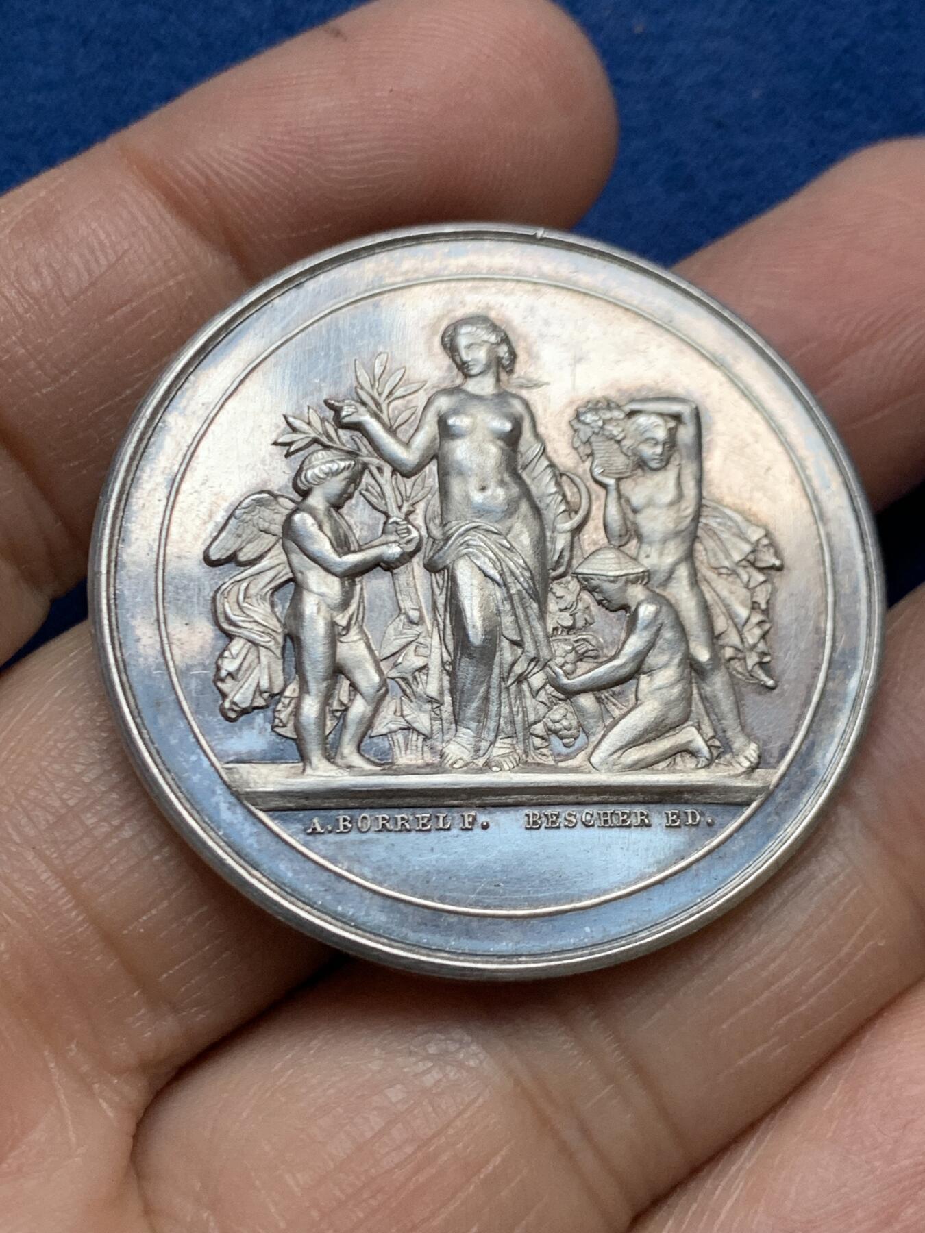 《竞宝斋》第465场 周日，周一，周二，3场连拍 （全场包邮）欢迎送拍 法国卢瓦尔河谷农业和葡萄酒银质代币，24.85g，38.3mm，丰饶角边铭，背面5点方向有轻磕，带原盒，盒子铆钉处坏了