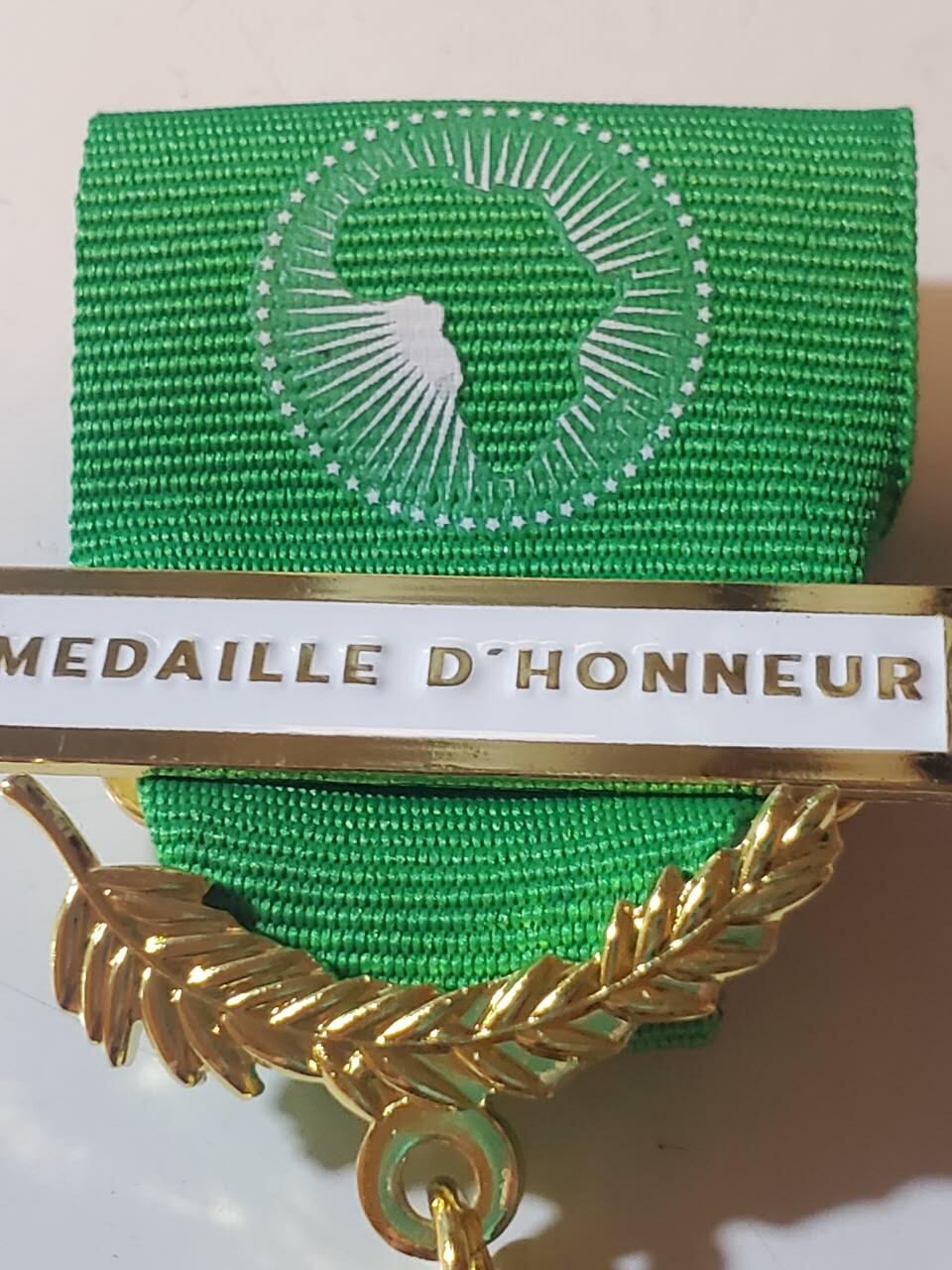 韵星假日军品类拍卖第三十九期暨默多克中校夫妇专场 -- Rimey Holidays Militaria Auction 39 & The Modoks Collection  非洲联盟荣誉奖章带勋条 法国代工版本 广泛颁发非盟内积极贡献人士 铜镀金 很稀少 最后一张图为得主图 