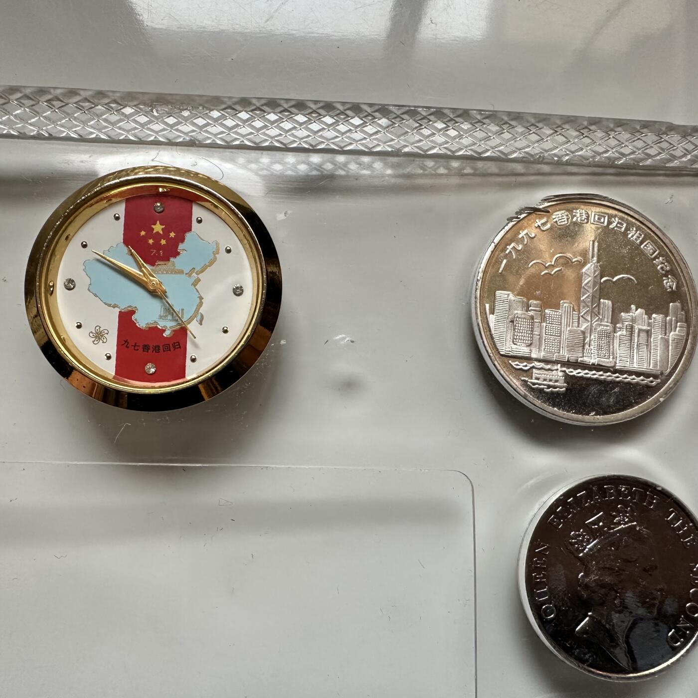 🌹外币初藏🌹🐯2026年第16场 快递将在12号停运 年前需发货的抓紧 ，年后正月十五恢复发货 香港回归钱币纪念套装 包含一只定制纪念表