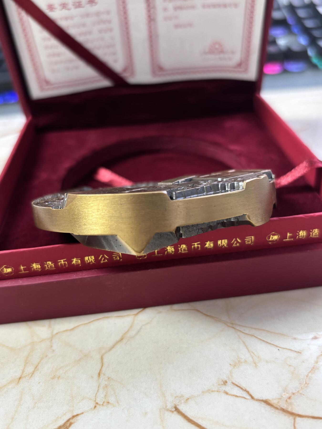 第190期拍卖 中国电影大师谢晋大铜章，393克，直径80毫米