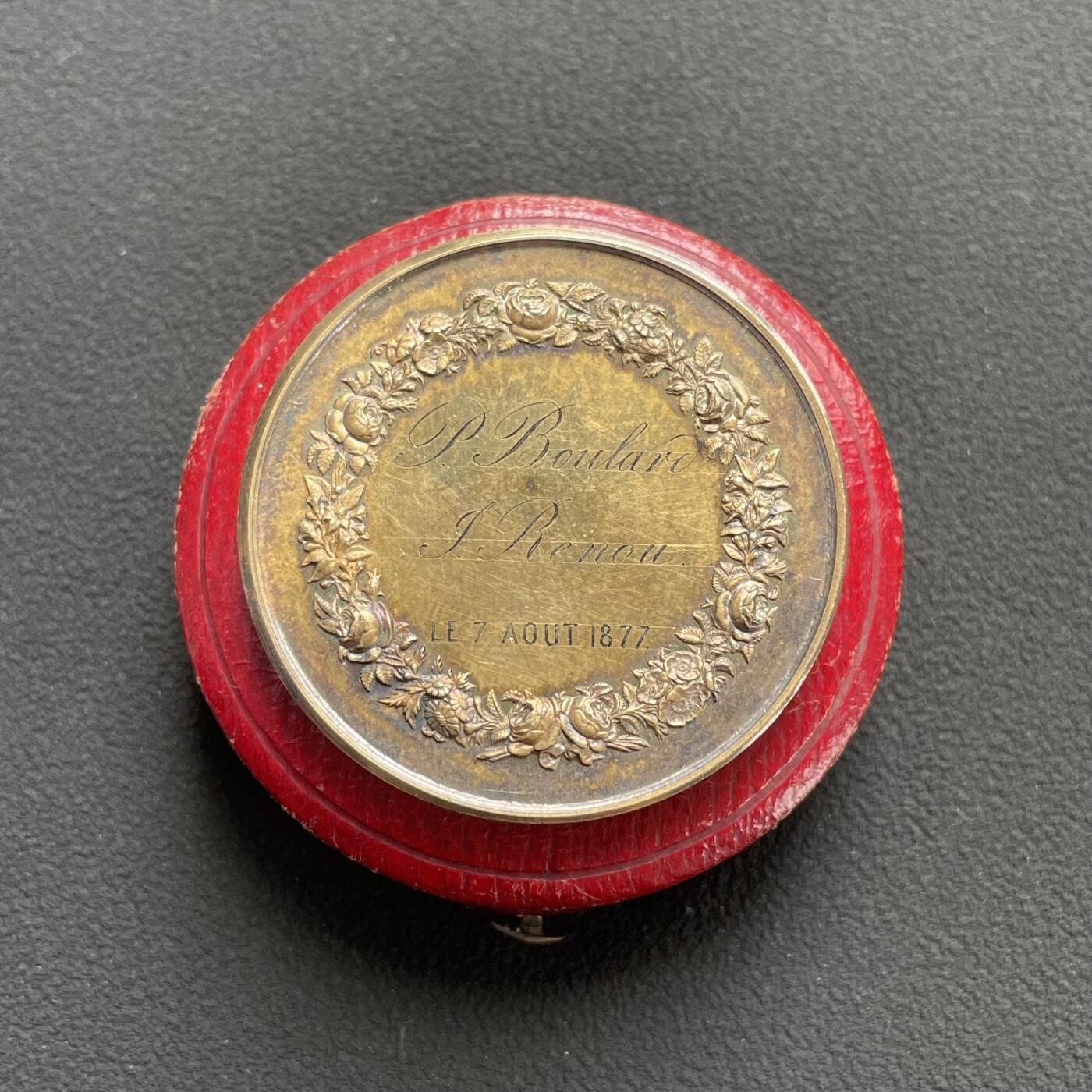 「木头集藏」“ 新岁撷珍”——章牌精品专场！ PETIT F.～1877年法国婚礼原盒纪念银章，直径：33 mm，16.3 g。边铭：蜜蜂 ARGENT （1860-1880）正面法语：忠诚、幸福！保存较好，原盒正常使用。