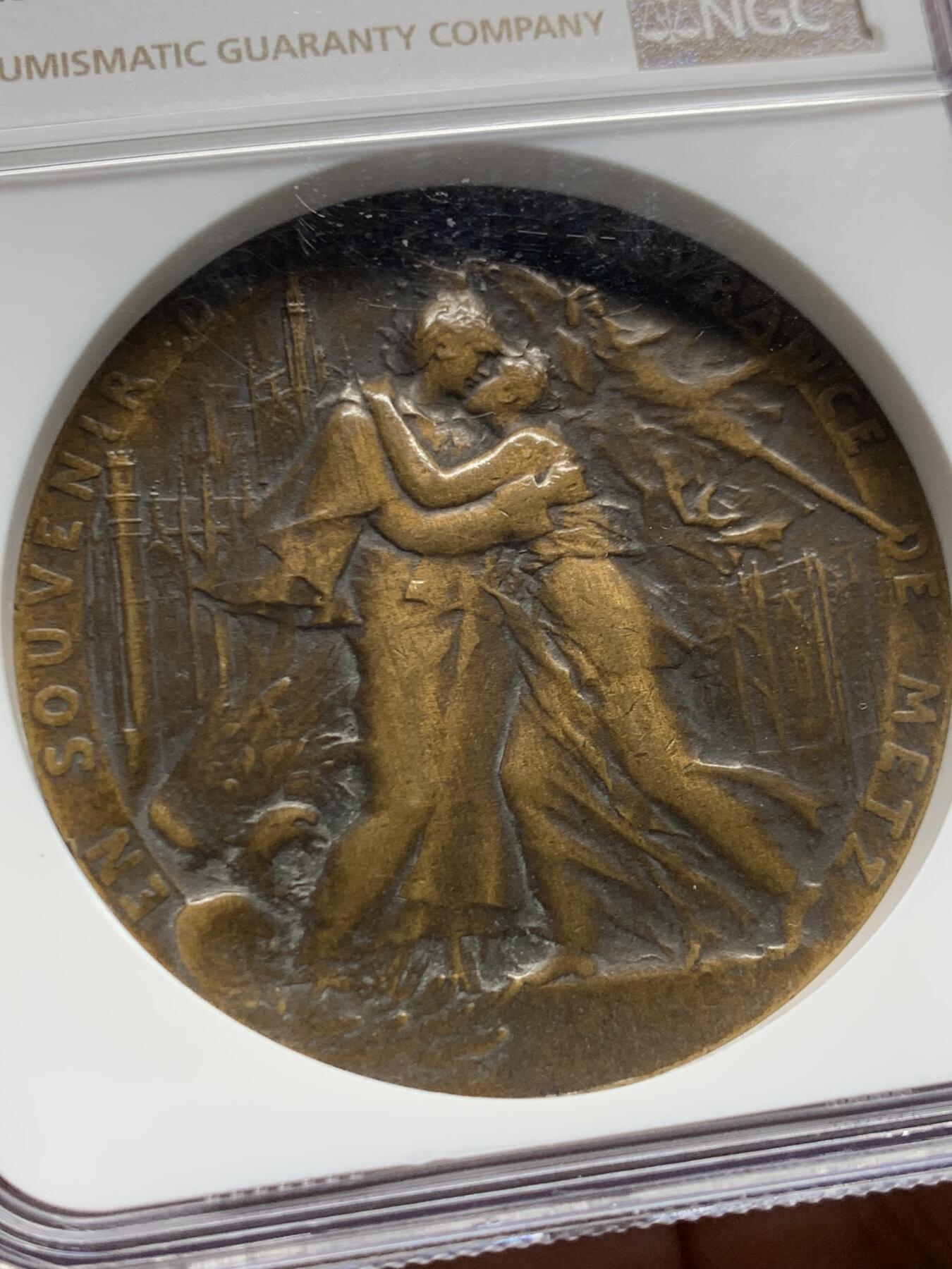 《竞宝斋》第465场 周日，周一，周二，3场连拍 （全场包邮）欢迎送拍 NGC MS62BN 法国梅斯解放纪念章，纪念一战结束时梅斯从德国占领下获得解放的历史时刻。45mm，加厚盒。