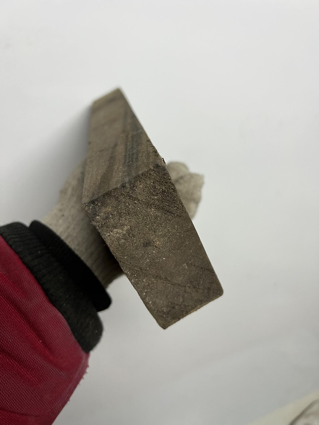 零元拍：NO.2爆满金丝乌木金丝楠 茶拖 切牌子，无需打磨就已经金光闪闪。满金丝药香，尺寸约：32.5/7.5/3.7厚CM。