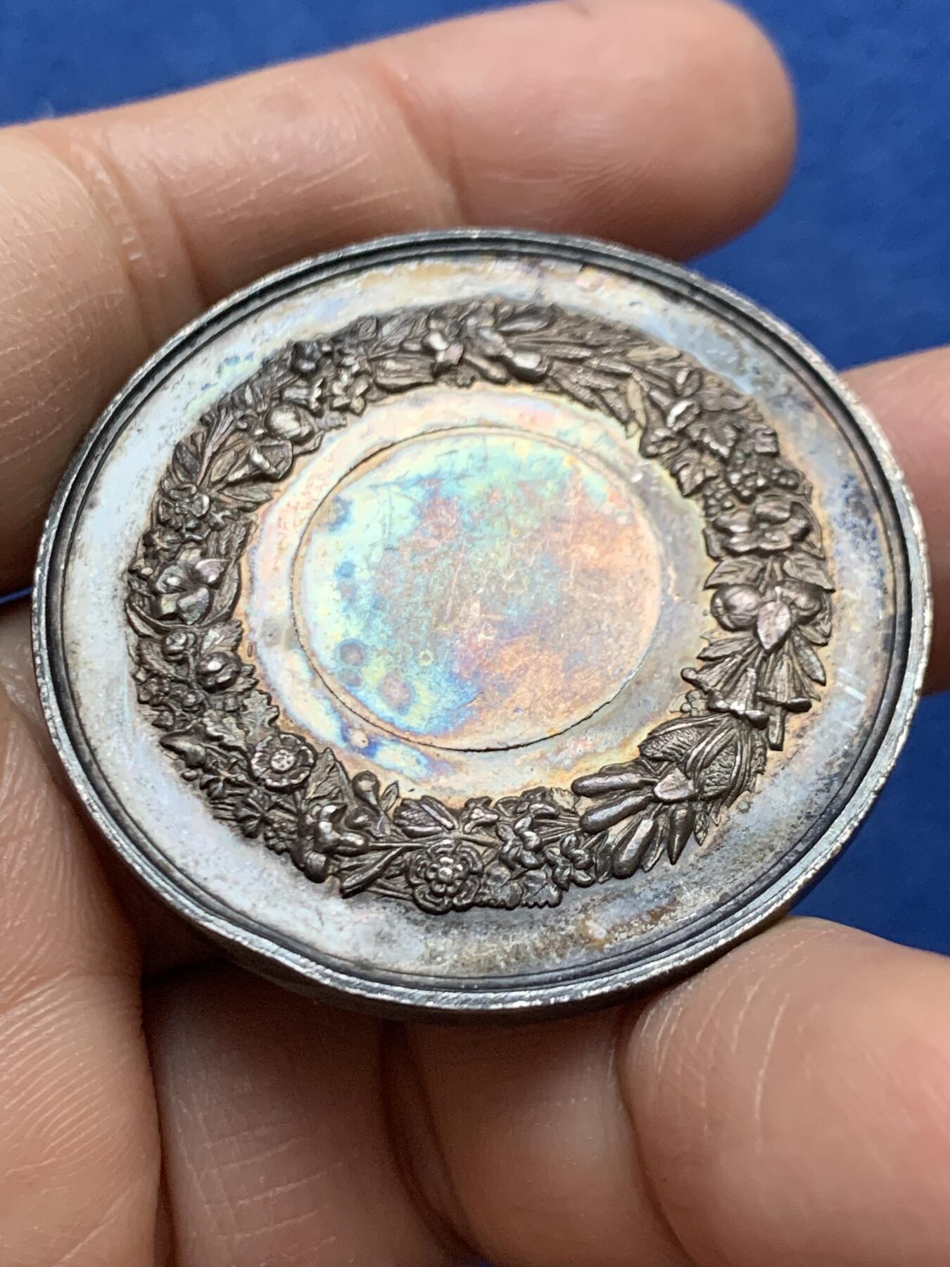 《竞宝斋》第465场 周日，周一，周二，3场连拍 （全场包邮）欢迎送拍 比利时埃诺园艺和农业协会银章，43mm，26.35g，高浮雕，6点方向有轻磕