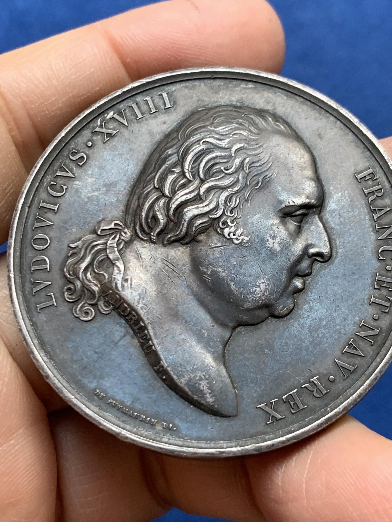 《竞宝斋》第465场 周日，周一，周二，3场连拍 （全场包邮）欢迎送拍 路易十八头像纪念亨利·波尔多公爵（未来的香波伯爵，即查理十世皇孙亨利五世）的诞生银章，天使抱着新生儿与智慧女神在亨利四世半身象前，80.55g，49.8mm，早期无边铭，厚重