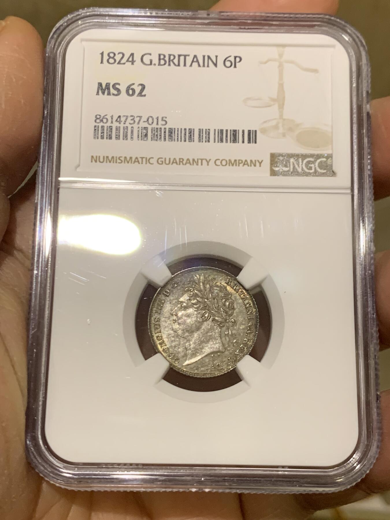 《竞宝斋》第464场 周日，周一，周二，3场连拍 （全场包邮）欢迎送拍 NGC MS62 英国1824年乔治四世国王6便士银币，铸造于英国皇家造币厂，正面有明显的镜面感以及蓝调包浆，非常漂亮，背面灰色包浆，细节完整。整体非常舒服。