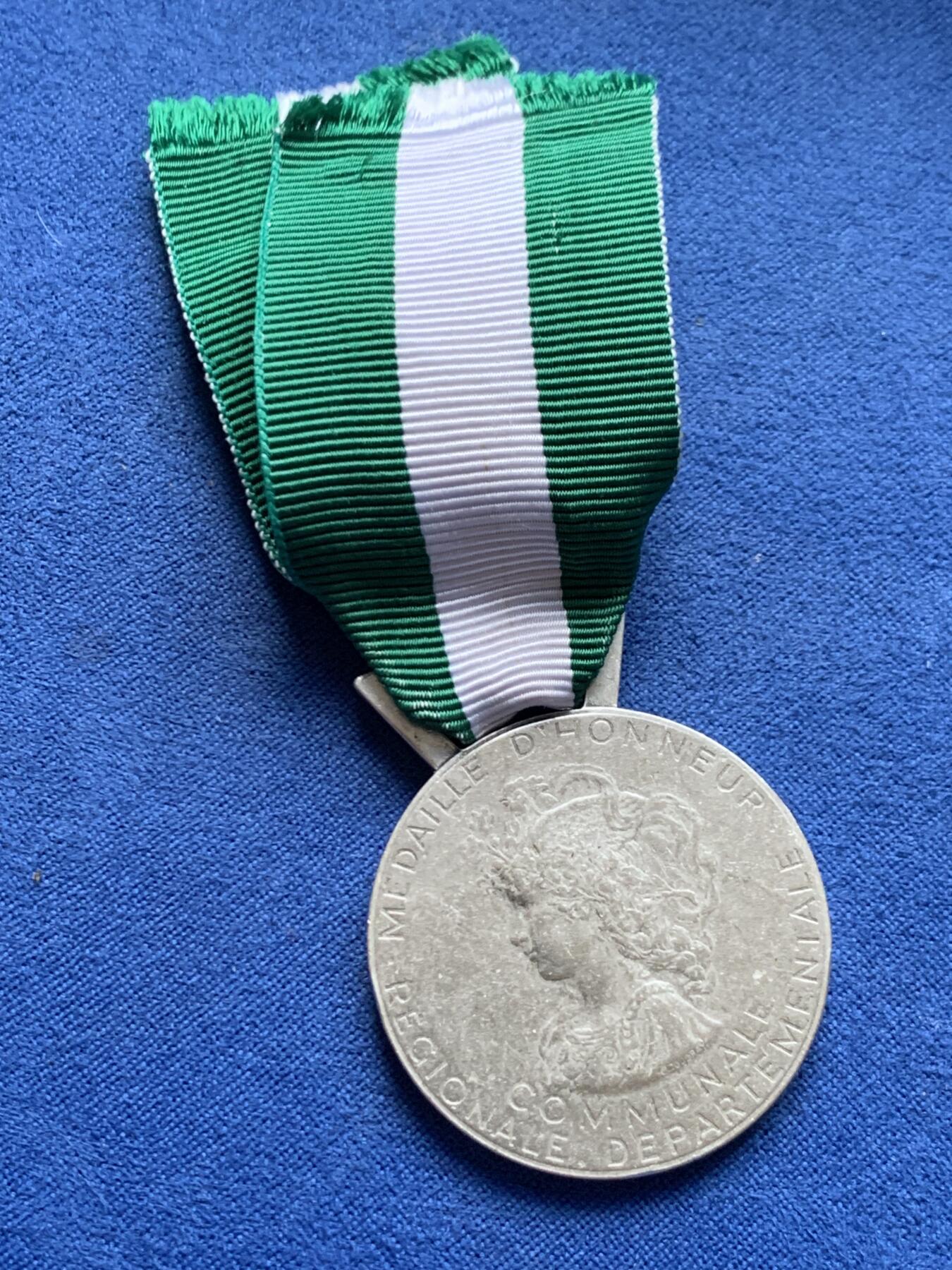 《竞宝斋》第464场 周日，周一，周二，3场连拍 （全场包邮）欢迎送拍 法国地方荣誉银质奖章，丰饶角1★银标，带绶带总重约26.25克