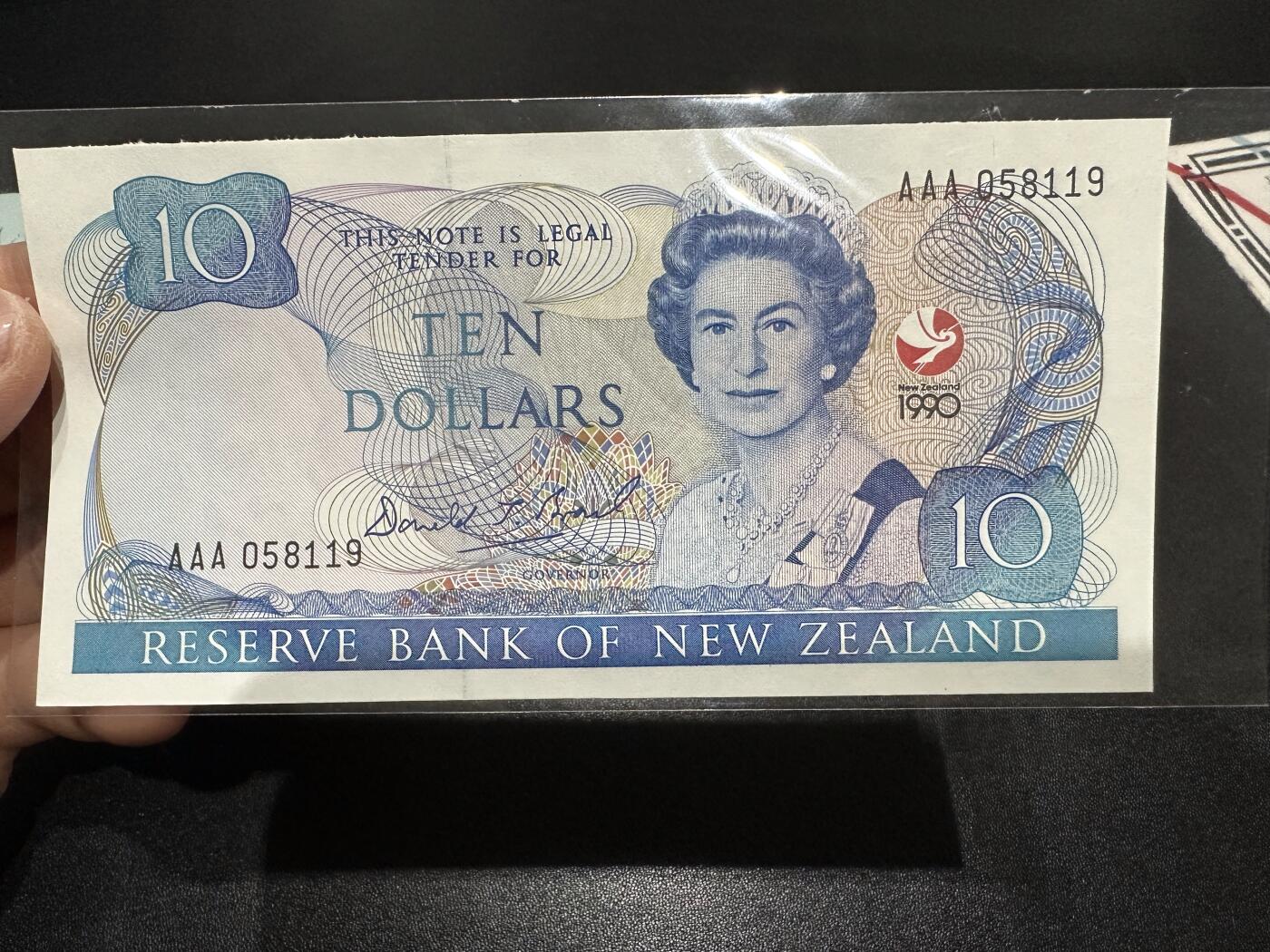 《外钞收藏家》第六百零八期（精选场）（本平台长期征集拍品、欢迎藏友们联系合作） 1990年新西兰10元 AA冠 无47靓号 全新UNC 边裁剪不太好 信封已拆开