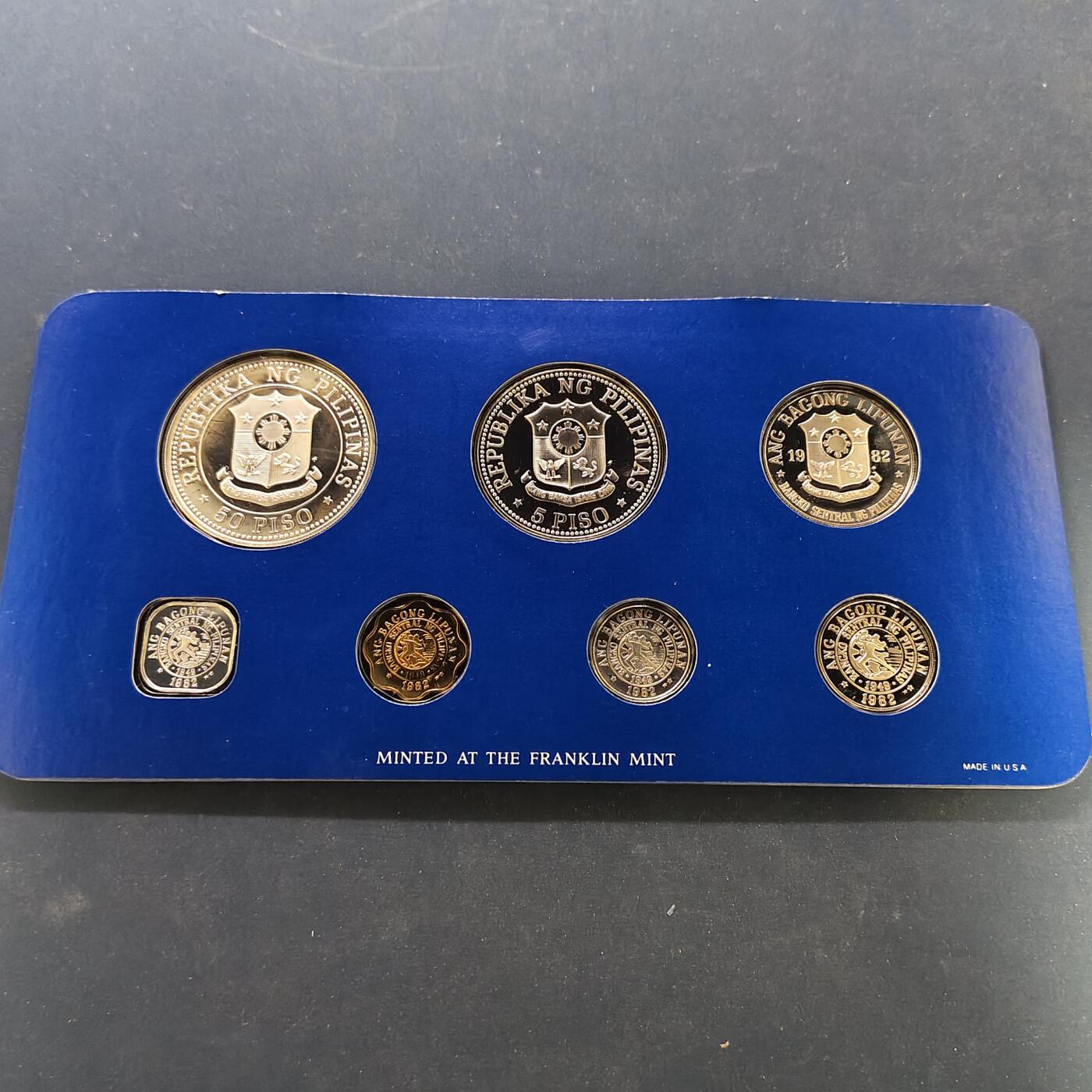 【全场包邮】纯粹捡漏拍501场-持续更新中 【稀少】菲律宾1982年官方封装精制套币-含巴淡岛战役精制纪念银币【38.1毫米27.4克92.5%】-盒证全-约3000套