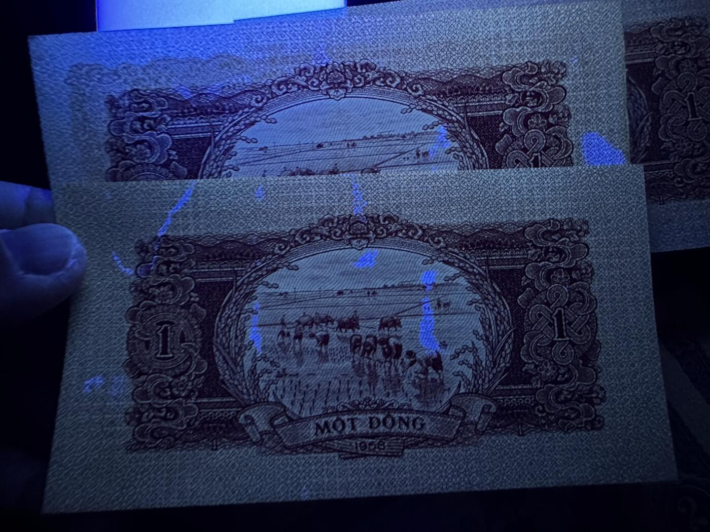 《外钞收藏家》第六百零八期（精选场）（本平台长期征集拍品、欢迎藏友们联系合作） 越南中国代印版1盾 3张一起 接近全新 有两张有荧光斑