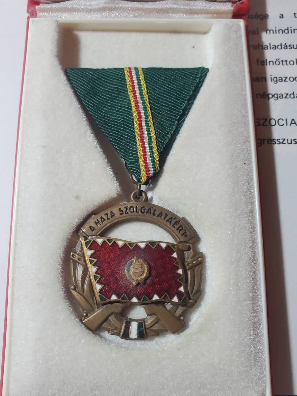 韵星假日军品类拍卖第三十九期暨默多克中校夫妇专场 -- Rimey Holidays Militaria Auction 39 & The Modoks Collection  匈牙利人民共和国默多克夫人工业技能证书培训证书 为祖国服务奖章带盒一套 党章程小册