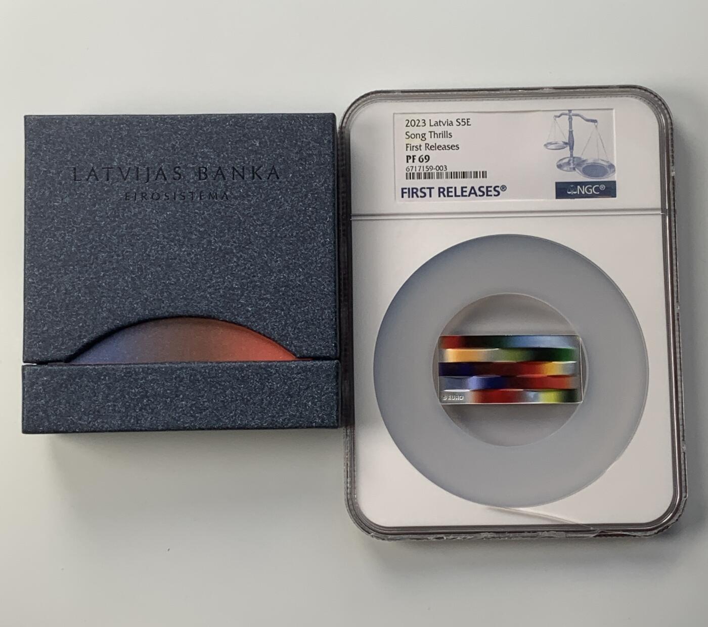 掌中浮雕-藏着的欧洲第052场 NGC PF69 : 克劳斯获奖提名拉脱维亚2023年歌曲节彩色矩形精制纪念银币，首期评级，原盒原证，29克，999银，发行量4000枚，评级盒子边缘有破损