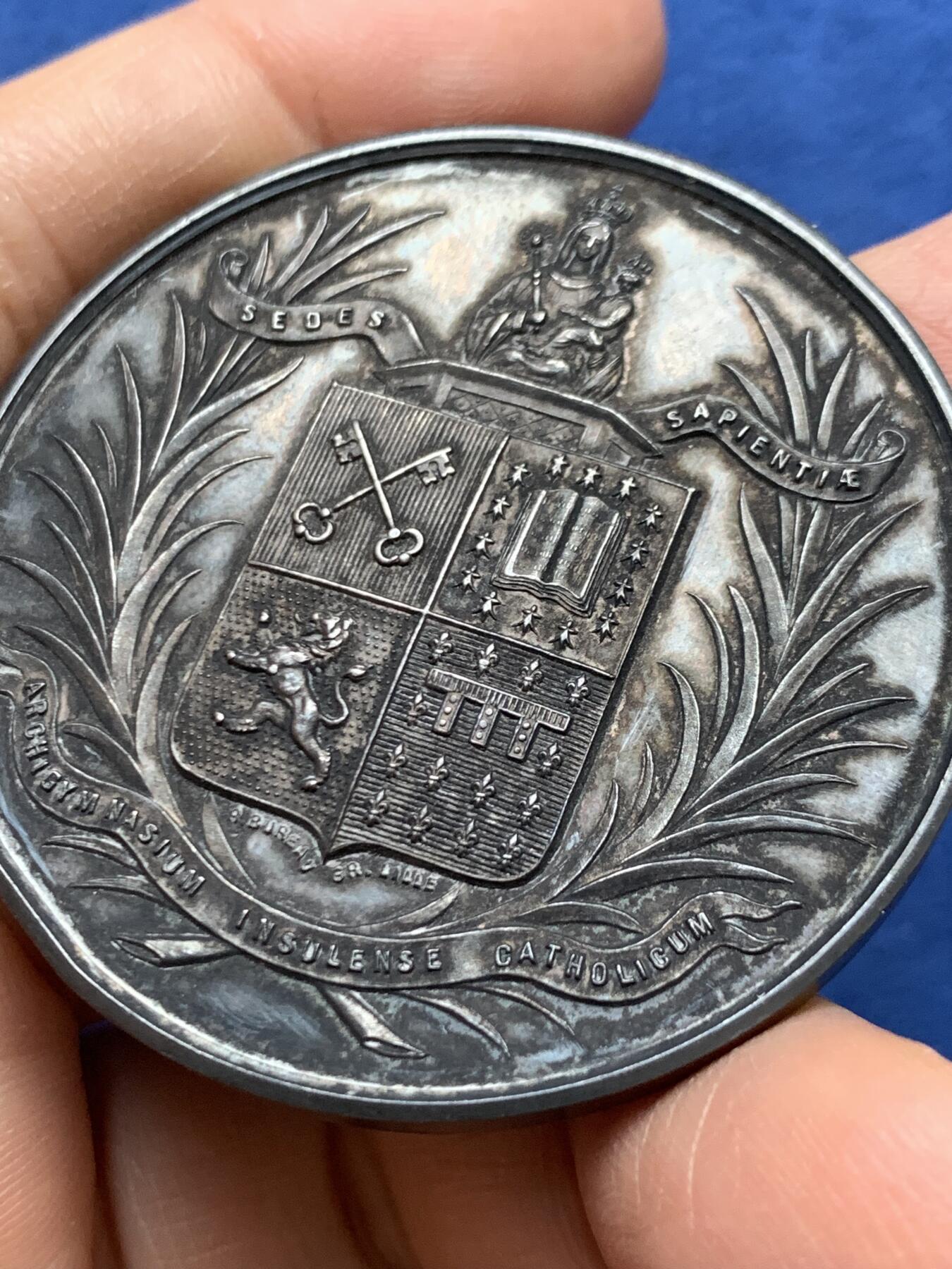 《竞宝斋》第465场 周日，周一，周二，3场连拍 （全场包邮）欢迎送拍 法国1895年法学与政治学系银章，64.5g，49.8mm，丰饶角边铭，边有轻磕