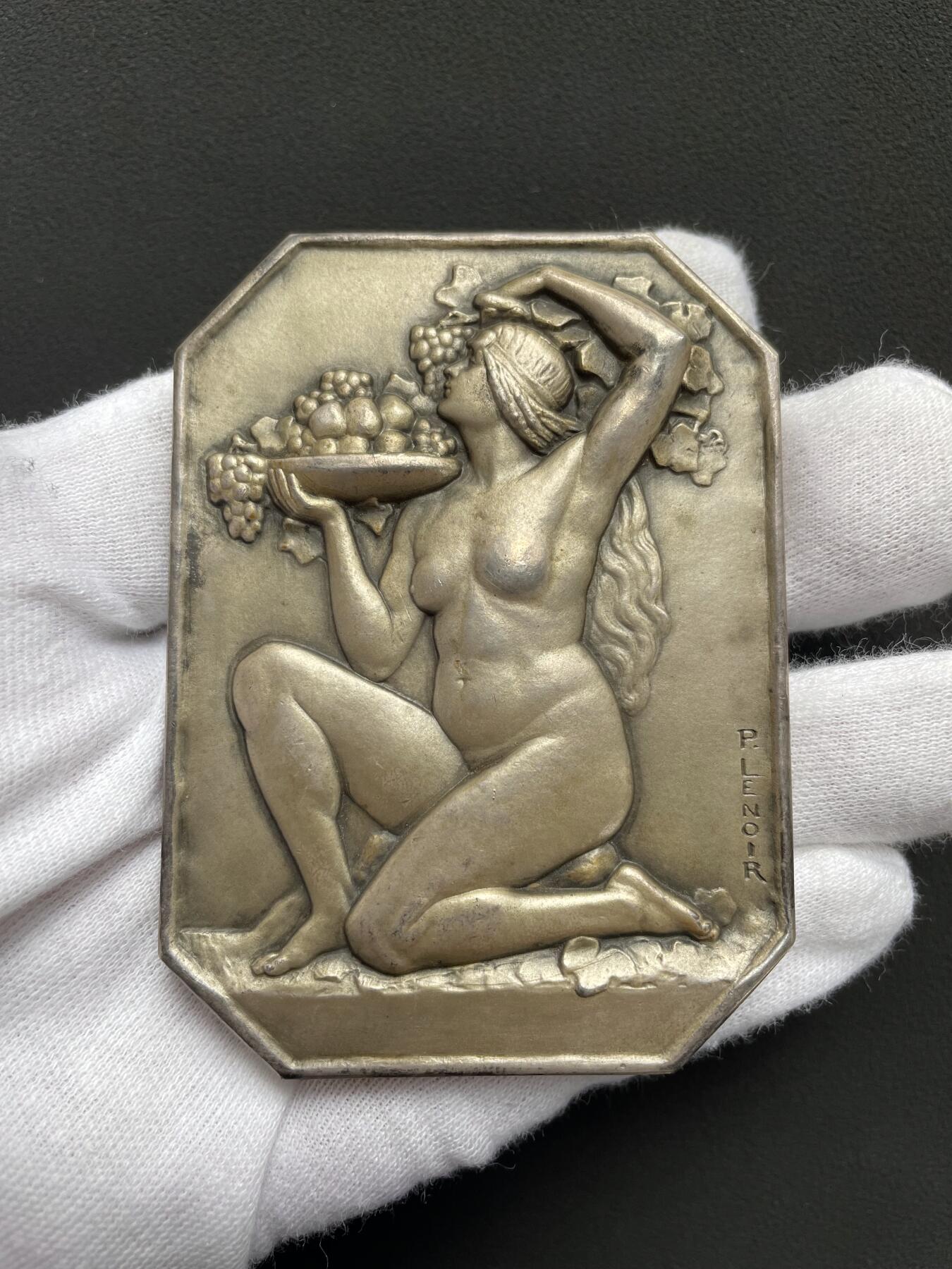 「木头集藏」“ 新岁撷珍”——章牌精品专场！ Lenoir～法国装饰风格 水果丰收的季节 艺术银章，尺寸: 73 × 53mm ，172.99 g，边铭：丰饶角 2ARGENT ，厚度接近4mm，品相不错，少见装饰艺术大银章，收藏佳品！