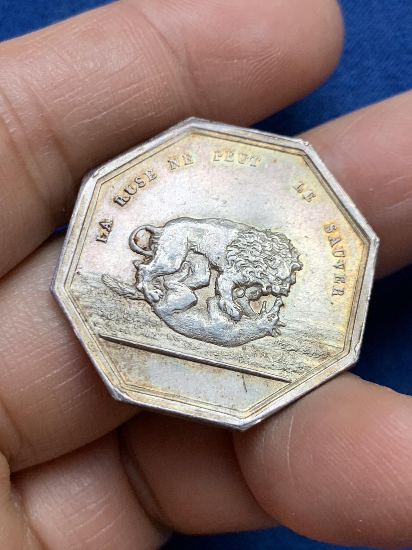 《竞宝斋》第465场 周日，周一，周二，3场连拍 （全场包邮）欢迎送拍 法国双面神雅努斯八角银质代币，伊索寓言“狡猾也救不了它”，12.52g，30mm，油灯边铭