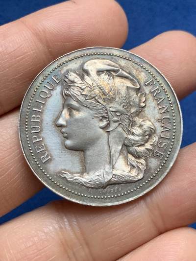 《竞宝斋》第465场 周日，周一，周二，3场连拍 （全场包邮）欢迎送拍 - 法国花环玛丽安娜银章带环彩，直径36.4mm，argent950银，21.1克