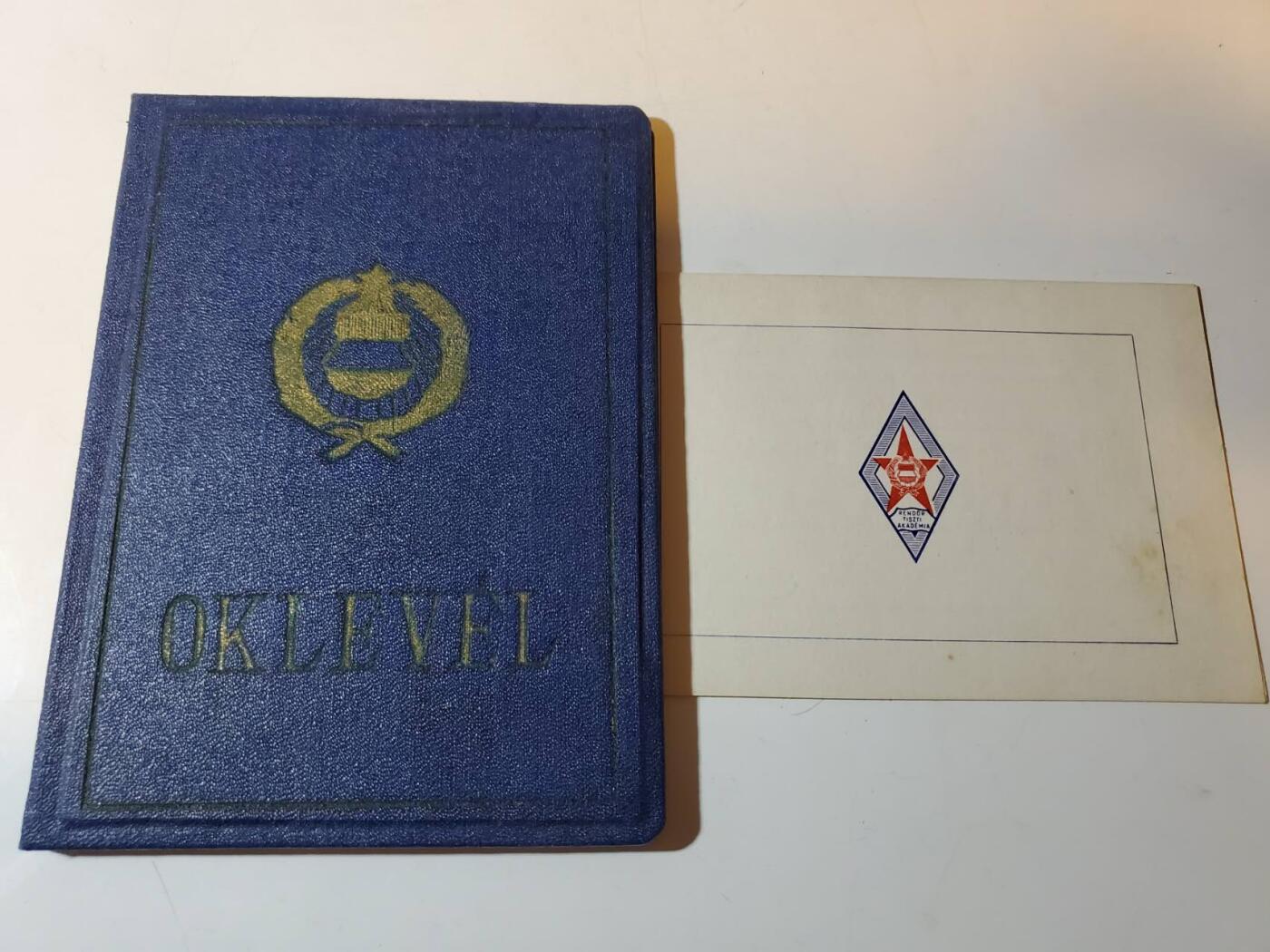 韵星假日军品类拍卖第三十九期暨默多克中校夫妇专场 -- Rimey Holidays Militaria Auction 39 & The Modoks Collection  匈牙利人民共和国人民警察进修大证书、内务部人民警察毕业校徽证章证书 证书少见