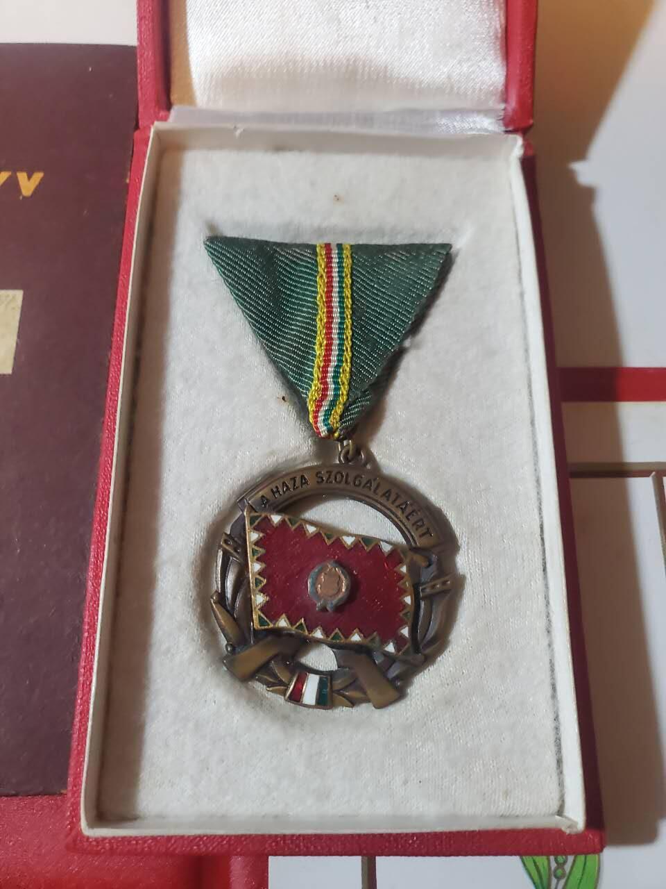 韵星假日军品类拍卖第三十九期暨默多克中校夫妇专场 -- Rimey Holidays Militaria Auction 39 & The Modoks Collection  匈牙利人民共和国默多克夫人早期为祖国服务奖章带原盒略，公务员退休感谢证书 良好服务记录册