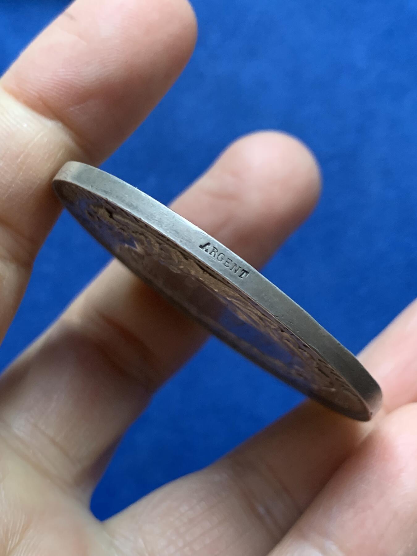 《竞宝斋》第465场 周日，周一，周二，3场连拍 （全场包邮）欢迎送拍 法国1909年国家公益鼓励协会银章带盒，新古典主义风格，极高浮雕，50.3mm，44.92g，边铭argent，月桂枝女神，小天使，地球，小提琴，花环等元素丰富，题材新颖，品相很好