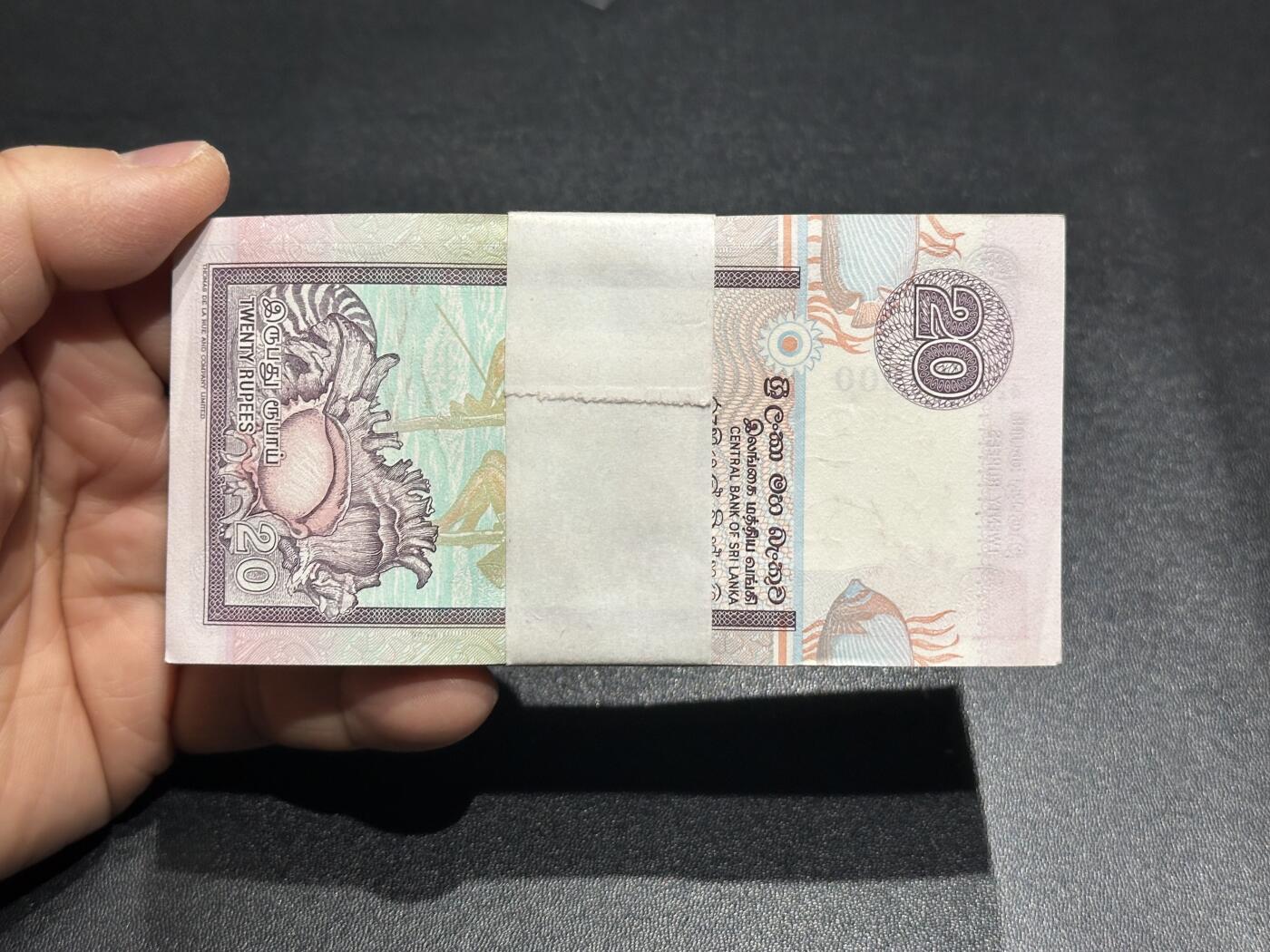 《外钞收藏家》第六百零八期（精选场）（本平台长期征集拍品、欢迎藏友们联系合作） 2006年斯里兰卡20卢比 标准100连号 号码超靓 含老虎号5个7 近全新 角不太好如图