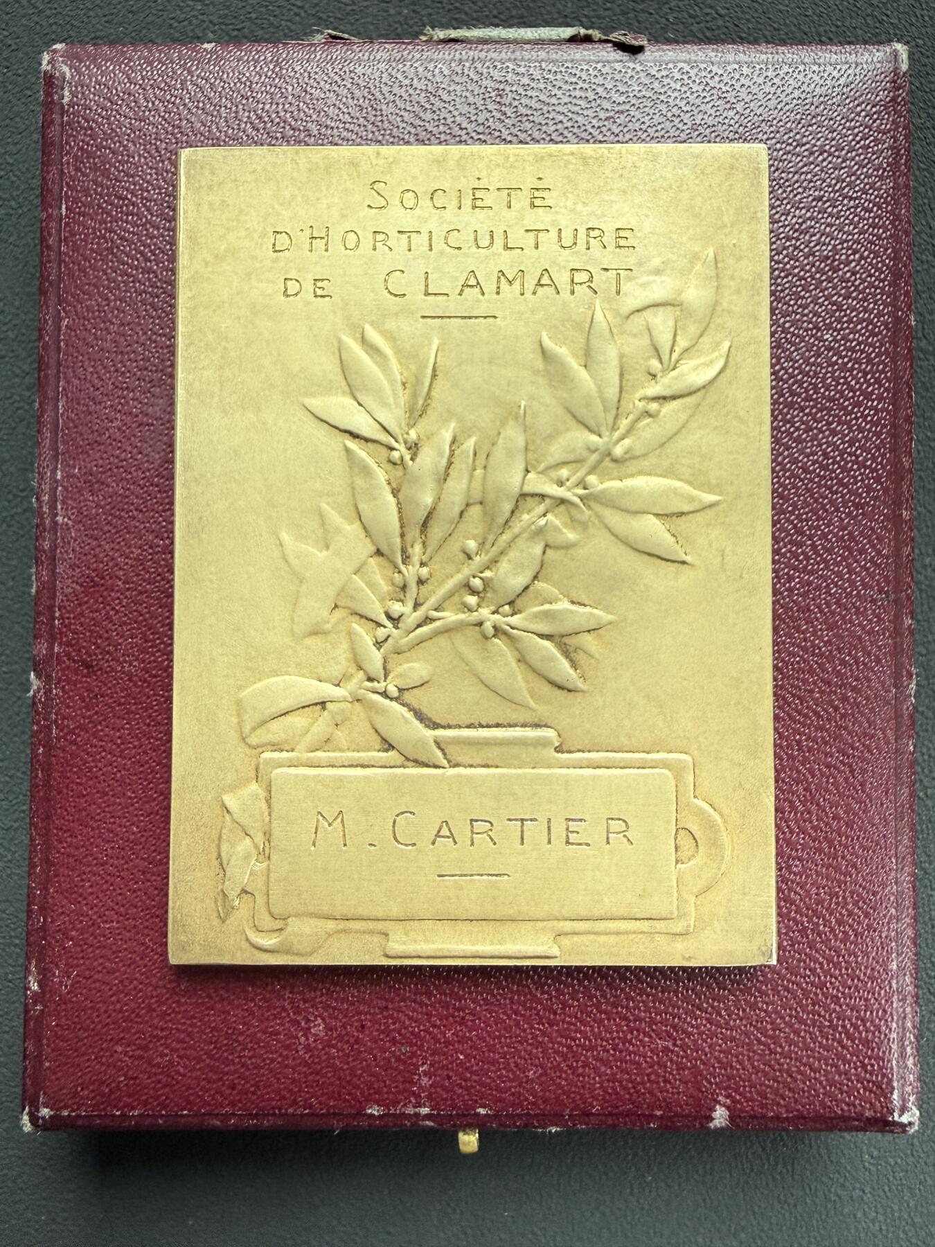 「木头集藏」“ 新岁撷珍”——章牌精品专场！ CH.Pillet～法国克拉马尔园艺协会原盒镀金银章，尺寸：68 × 50mm，90.2 g，边铭：菱形厂标 ARGENT，正面左下方野猪头银标。名家代表作品，品相很不错，皮原盒正常使用！