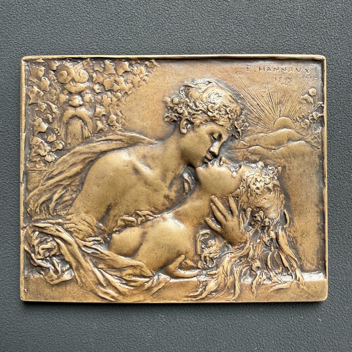 「木头集藏」“ 新岁撷珍”——章牌精品专场！ E. HANNAUX～1898年法国 拥抱的情侣 新艺术浇铸大铜章， 尺寸：: 94  × 74 mm ，120.3 g，法国雕刻大师埃马纽埃尔·汉诺（Emmanuel Hannaux，1855–1934）。 法国巴黎奥赛博物馆馆藏同款。  画面为一对情侣紧紧相拥，甜蜜激吻。右上角作者署名及创作时间，中文为“埃马纽埃尔·汉诺，1898年”。 少见爱情题材浇铸大铜章，唯美！
