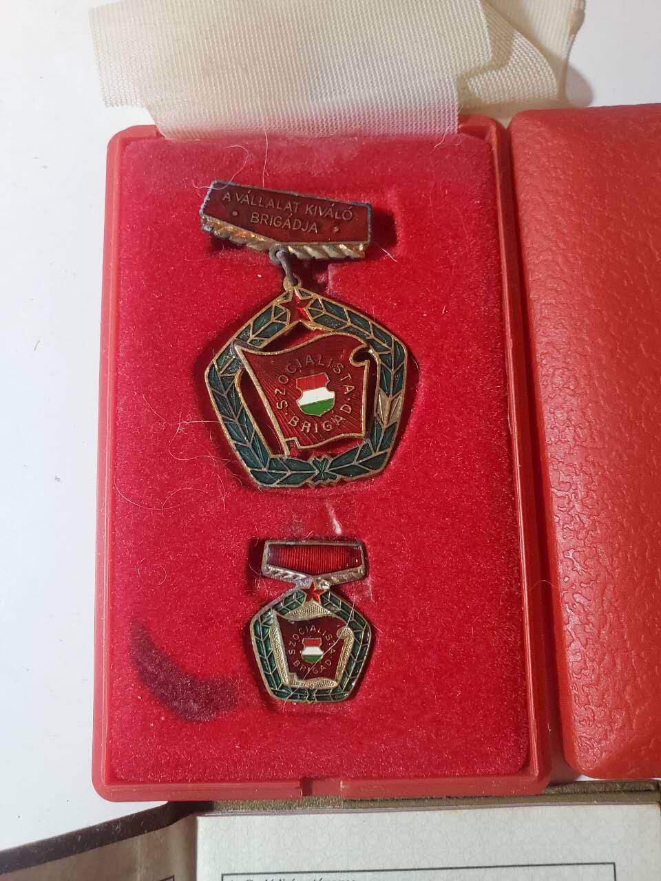 韵星假日军品类拍卖第三十九期暨默多克中校夫妇专场 -- Rimey Holidays Militaria Auction 39 & The Modoks Collection  匈牙利人民共和国默多克中校特级社会主义建设旅奖章带mini盒、证书一套 和军官证 军官证书非常稀少