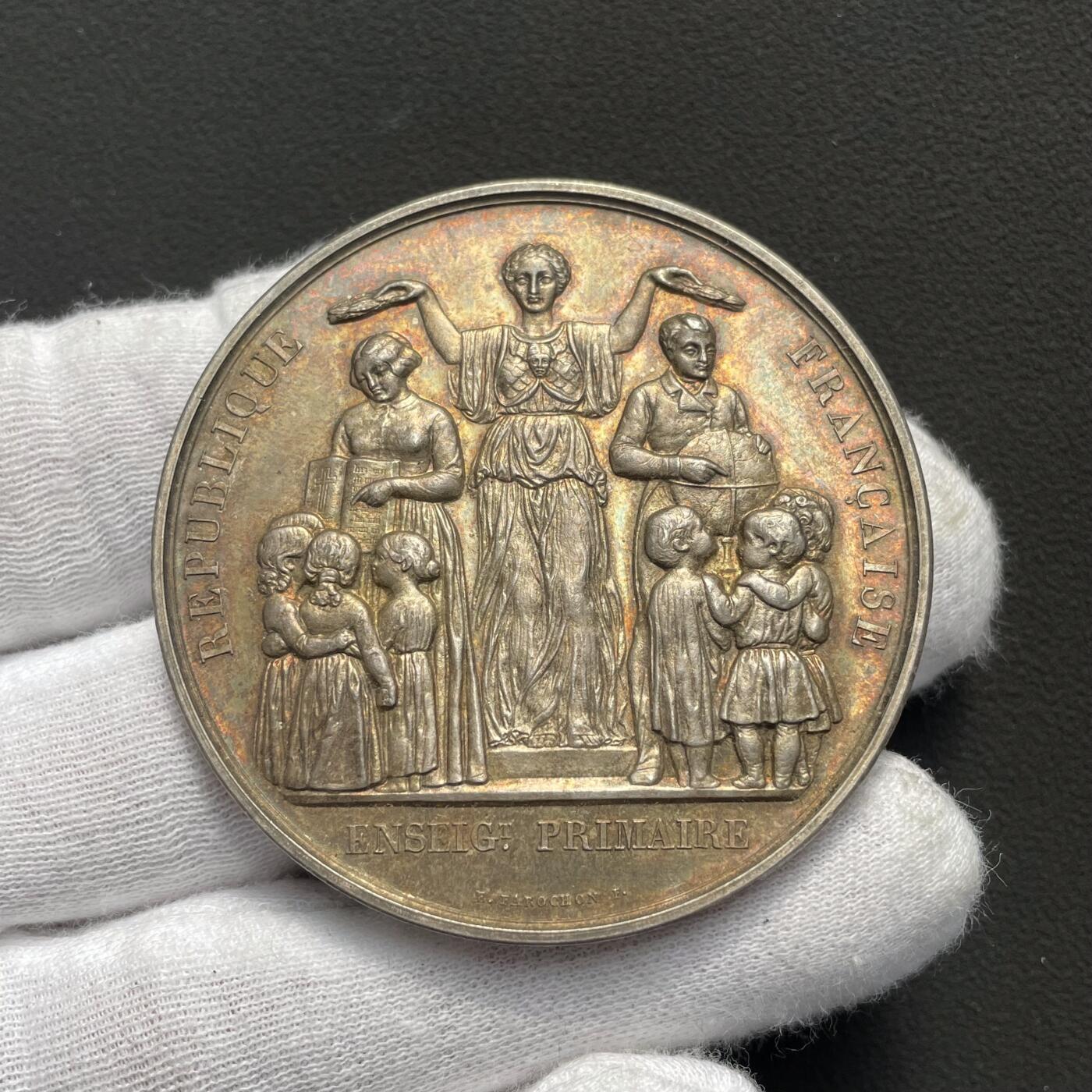 「木头集藏」“ 新岁撷珍”——章牌精品专场！ 1891年法国维勒讷沃初等教育原盒银奖章，直径：51 mm，66 g，边铭：丰饶角 ARGENT，彩色氧化，品相不错，原盒正常使用。