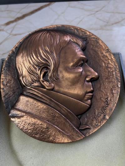 第190期拍卖 - 安格尔名画罗杰解救安吉丽卡纪念大铜章，直径100毫米，重700克