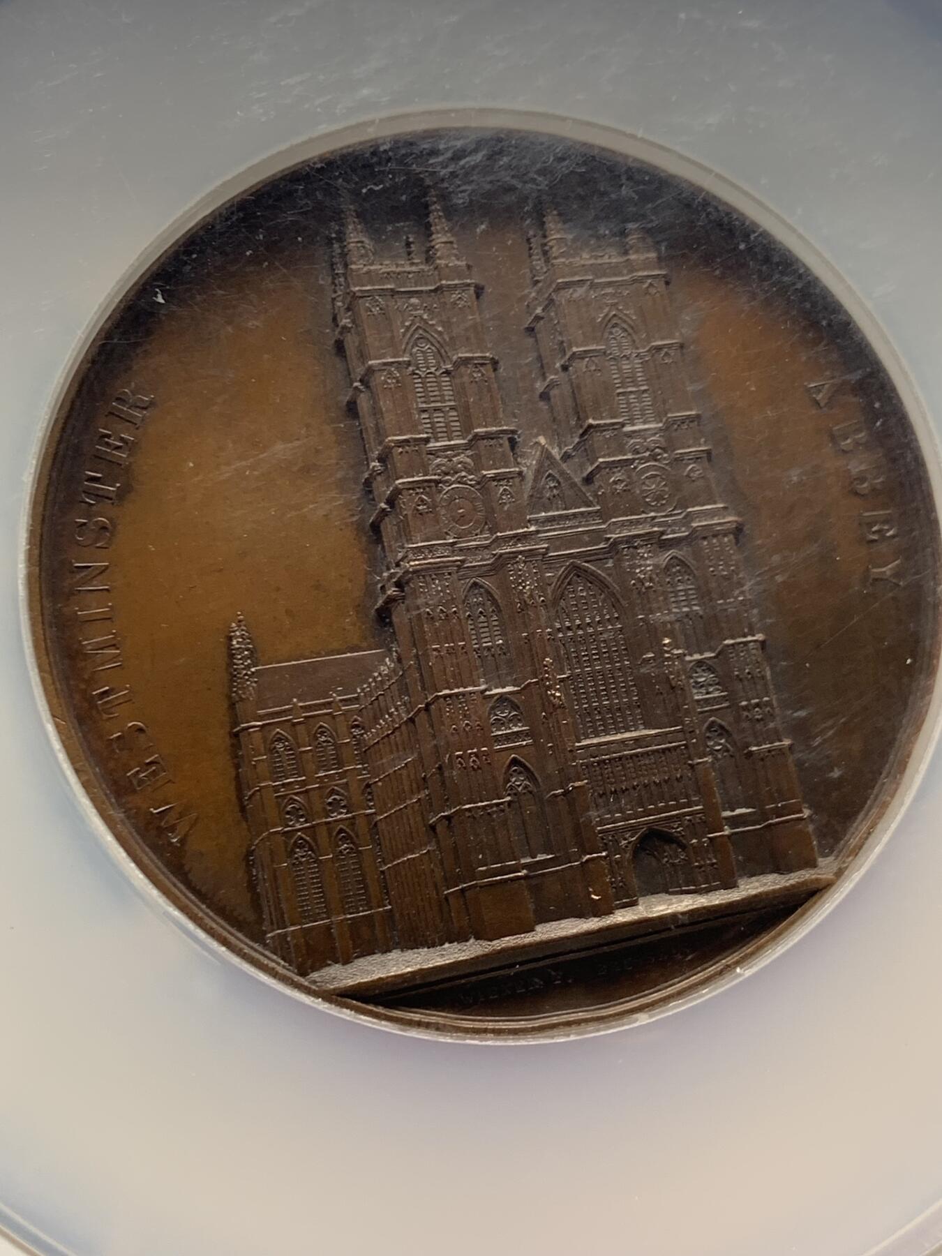 《竞宝斋》第465场 周日，周一，周二，3场连拍 （全场包邮）欢迎送拍 NGC MS63BN 高分 比利时威斯敏斯特大教堂原版大铜章 大师J. Wiener作品，欧洲著名教堂系列中，比较出彩的一枚，细节刻画极其惊叹，不可错过的收藏佳品。加大加厚盒