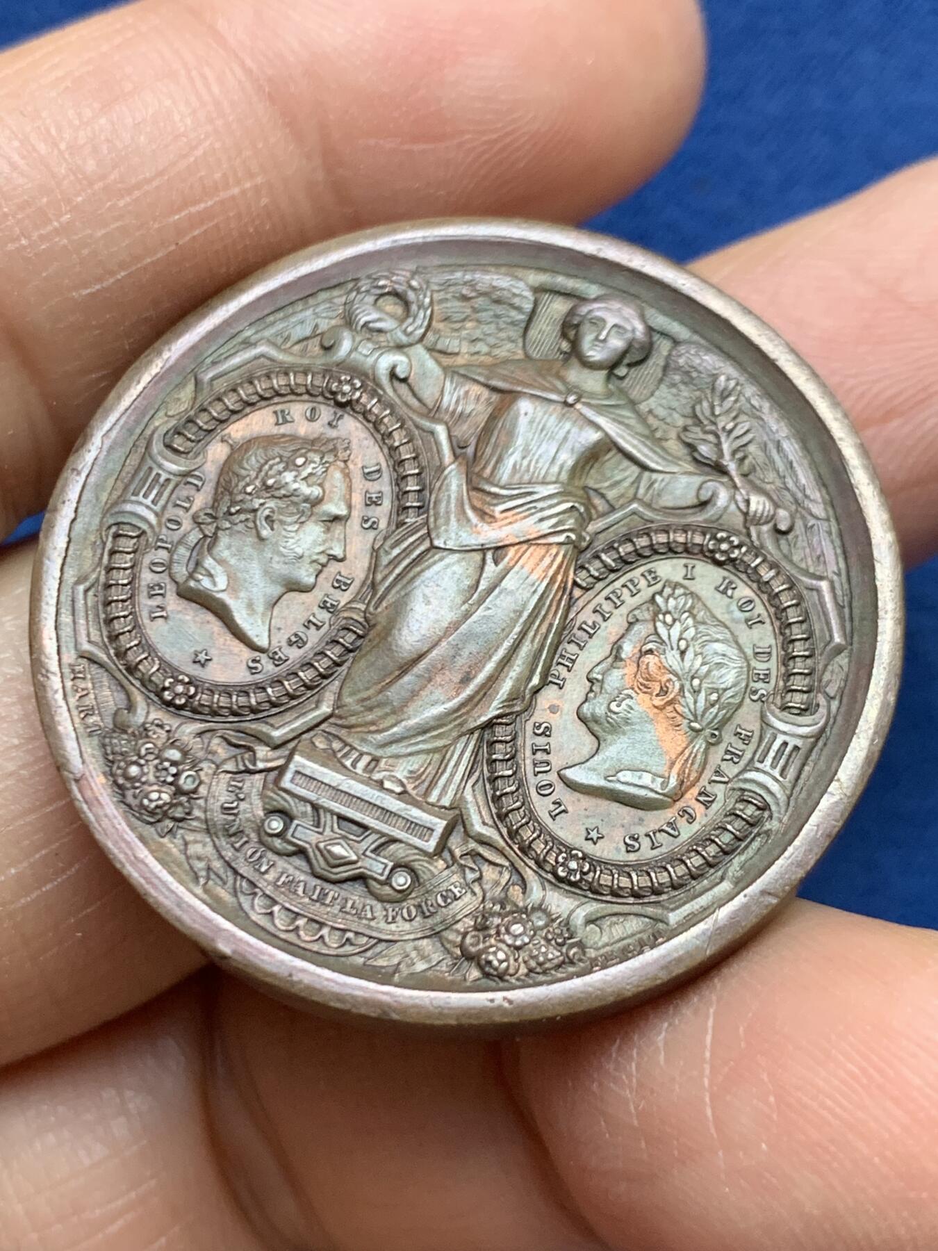 《竞宝斋》第465场 周日，周一，周二，3场连拍 （全场包邮）欢迎送拍 比利时布鲁塞尔-法国巴黎铁路通车纪念铜章，正面是两个国家的国王利奥波德一世与路易·菲利普一世，背后的两个女神手持代表两个地区的徽章盾牌，29.37g，35.9mm