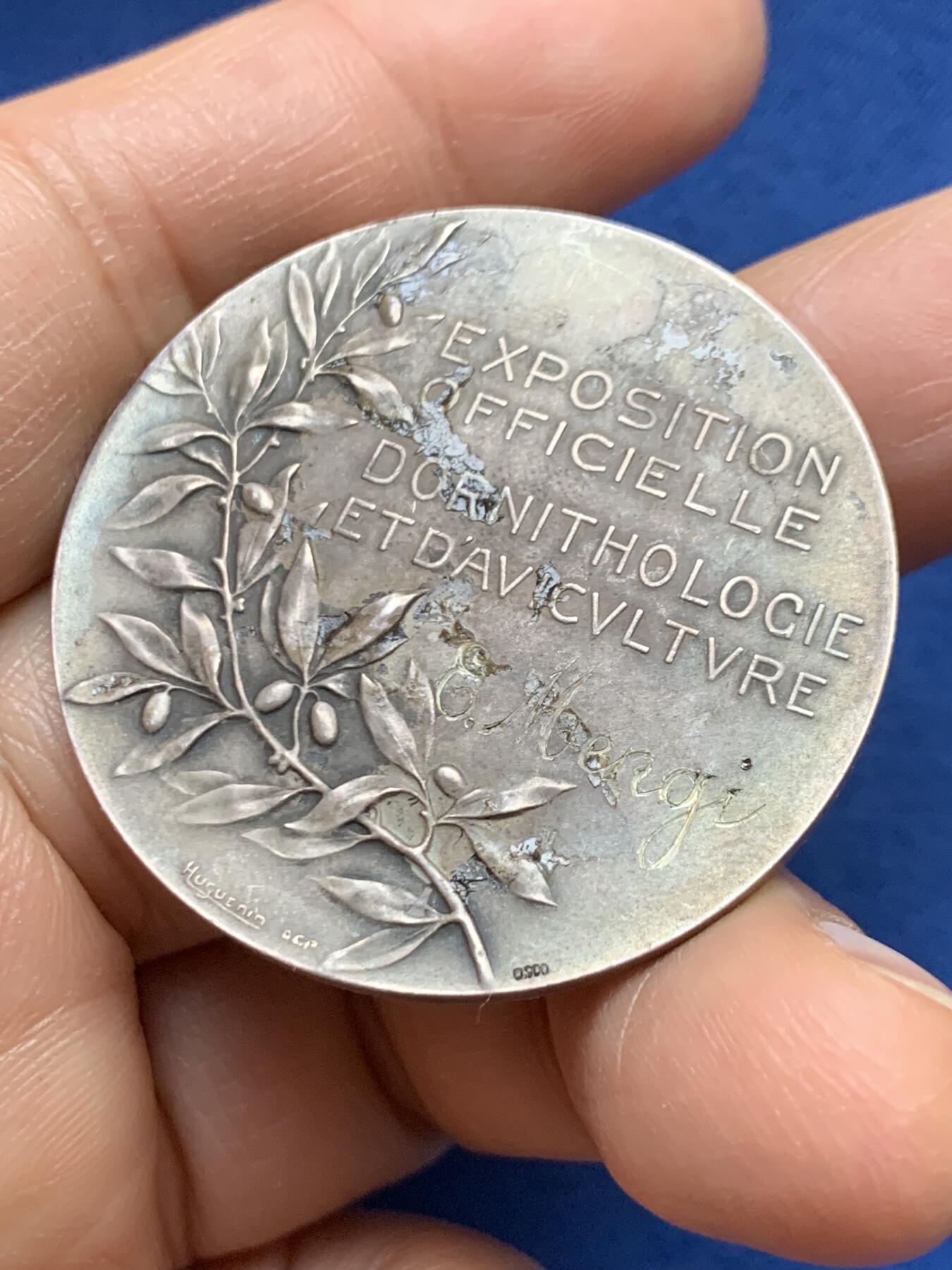 《竞宝斋》第465场 周日，周一，周二，3场连拍 （全场包邮）欢迎送拍 法国1922年金鸡报晓银章，39.6mm，23.05g，老五彩包浆，光边，鸡身上的羽毛栩栩如生。