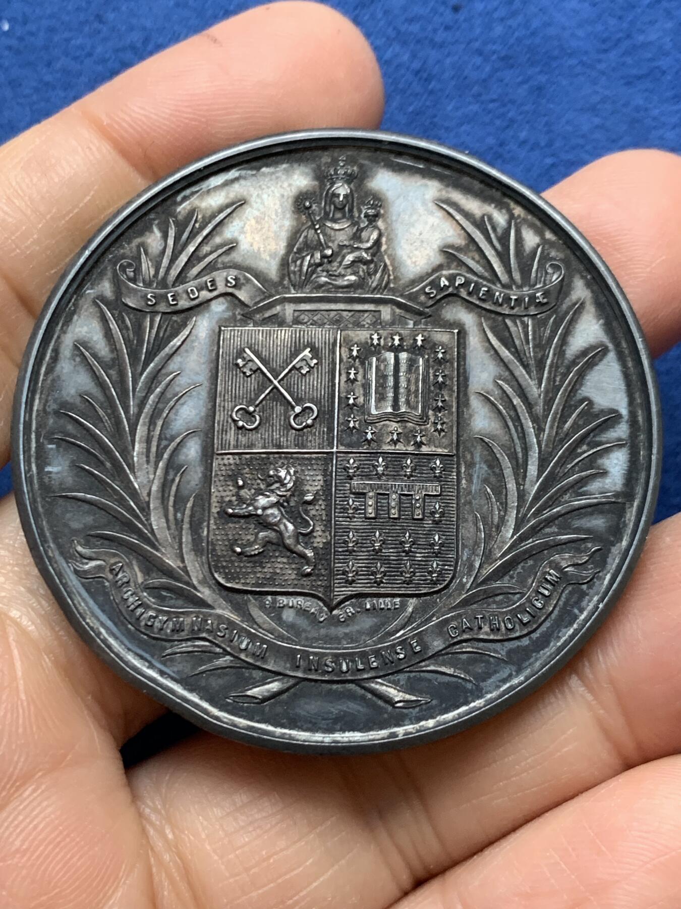 《竞宝斋》第465场 周日，周一，周二，3场连拍 （全场包邮）欢迎送拍 法国1895年法学与政治学系银章，64.5g，49.8mm，丰饶角边铭，边有轻磕