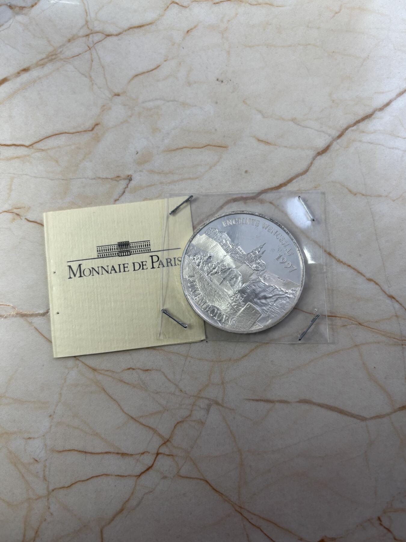 第190期拍卖 法国1997年100法郎/15欧元双面值精制银币 欧洲著名地表-卢森堡瓦茨拉夫城墙 22.2克900银 发行量：2万 带证