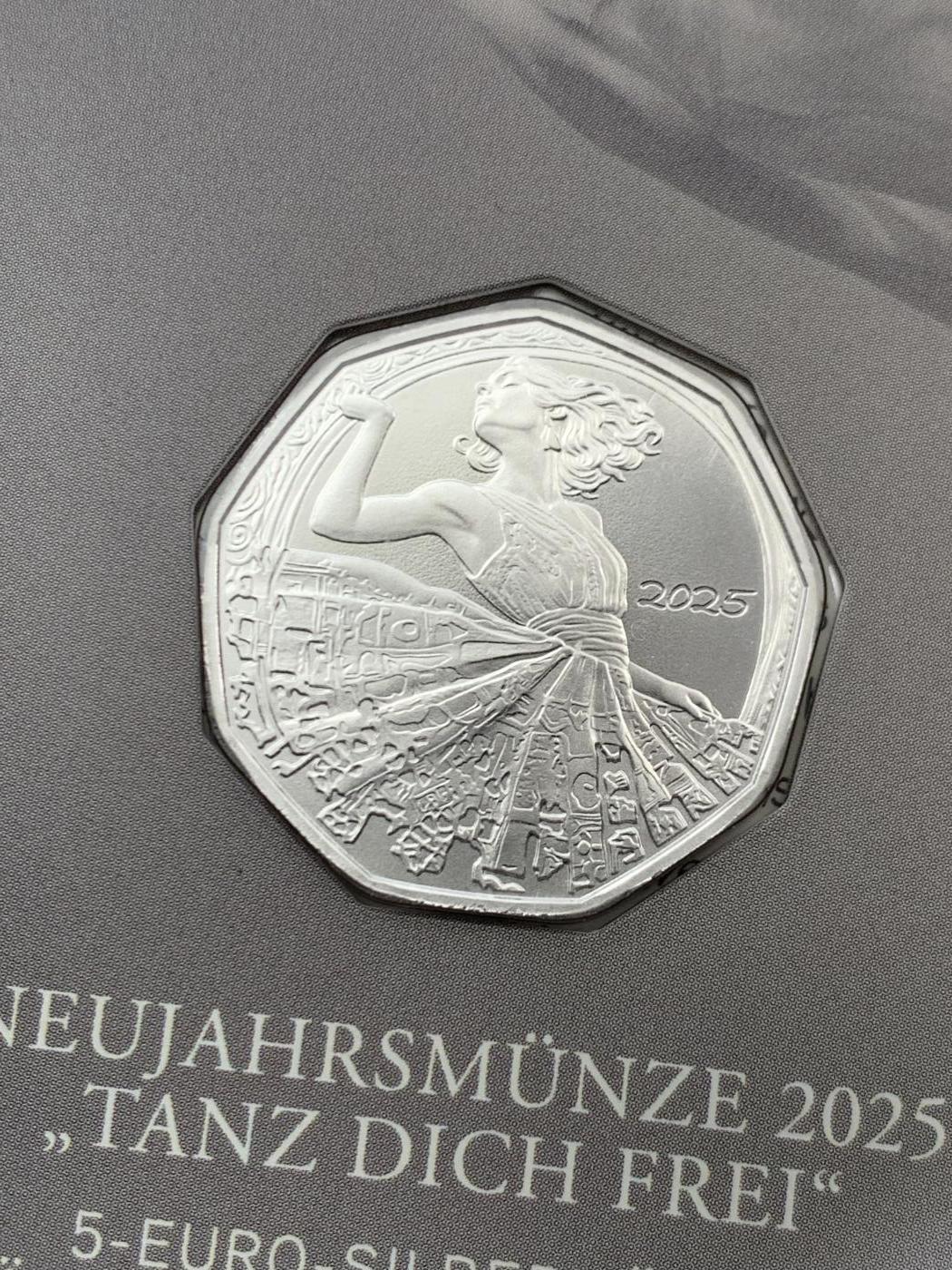 《竞宝斋》第464场 周日，周一，周二，3场连拍 （全场包邮）欢迎送拍 奥地利2025年新年--尽情舞动原封卡装纪念银币，盒证全(卡装盒、证书). 高颜值漂亮银币，8.41g，925银，面值5欧