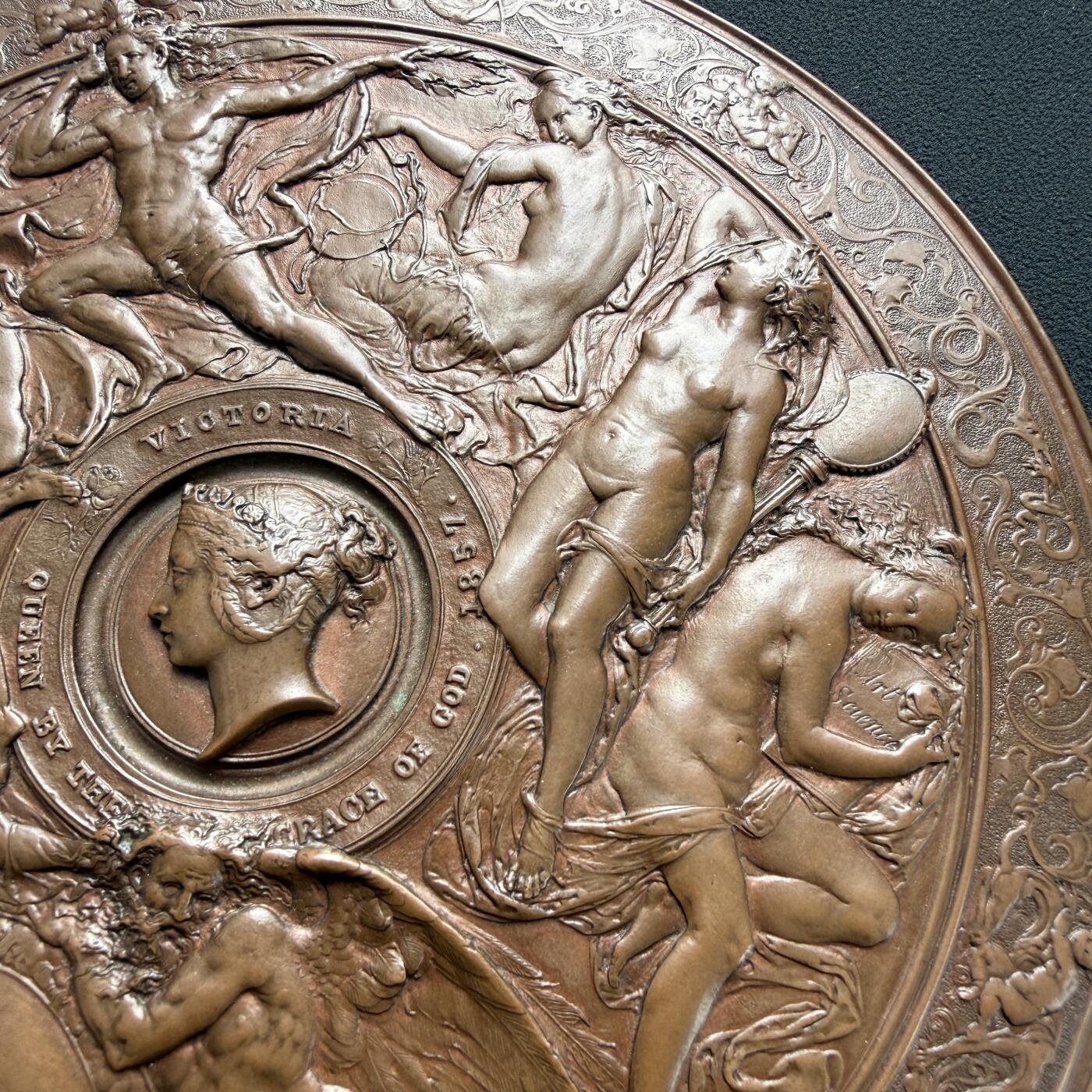 「木头集藏」“ 新岁撷珍”——章牌精品专场！ Antoine Vechte～1857年英国国家艺术竞赛铜奖章，直径: 144mm ，由英国科学与艺术部（Science and Art Department）委托制作。 英格兰女王维多利亚蒙神感恩 1857年 为在全国艺术竞赛中取得成功者颁奖 ，百年前欧洲章牌大师高超的雕刻和铸造工艺确实精湛，在具体细节上体现得淋漓尽致。品相非常好！细腻柔顺的棕褐色包浆宛如一块诱人的极品巧克力。