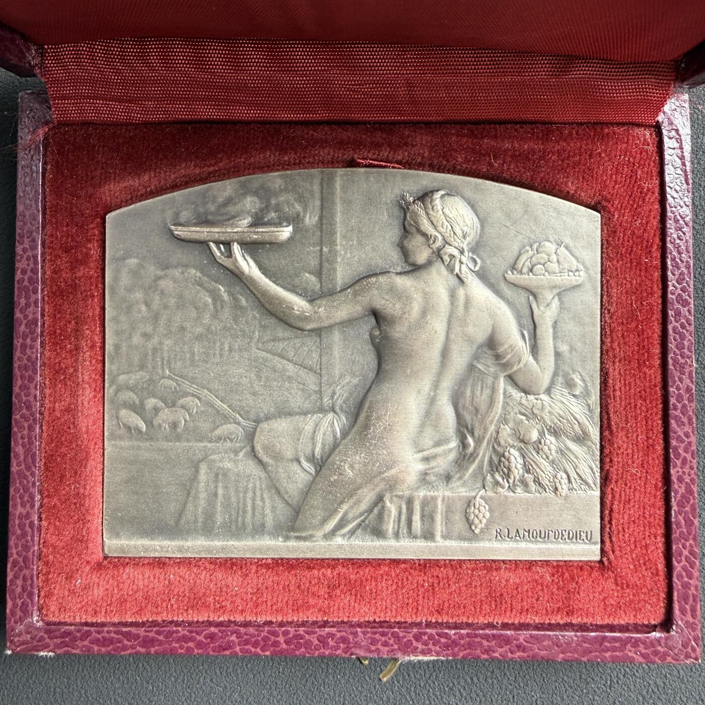 「木头集藏」“ 新岁撷珍”——章牌精品专场！ R.LAM0URDEDⅠEU～法国新艺术风格 丰收 大银章， 尺寸：:70 × 55mm，148 g， 边铭: 丰饶角 1ARGENT，  卢多维克·雷维尔 U.N.A. 萨瓦省分部主任 1942年—1962年，背面是后刻字，品相很不错，原盒正常使用！