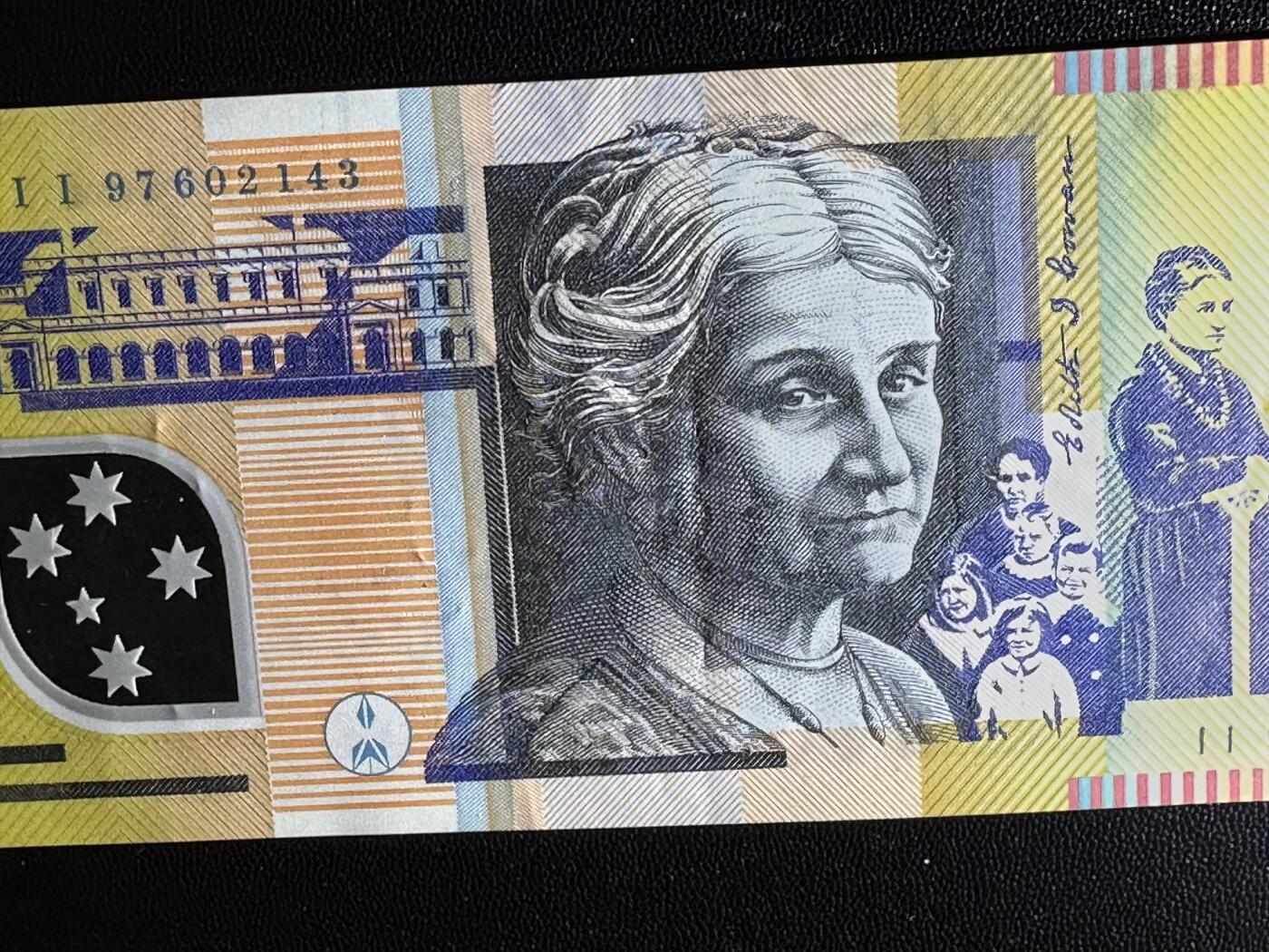 《外钞收藏家》第六百零八期（精选场）（本平台长期征集拍品、欢迎藏友们联系合作） 澳大利亚50元 06和97年 2个年份2个签名一起 全新但97年的有压痕 如图