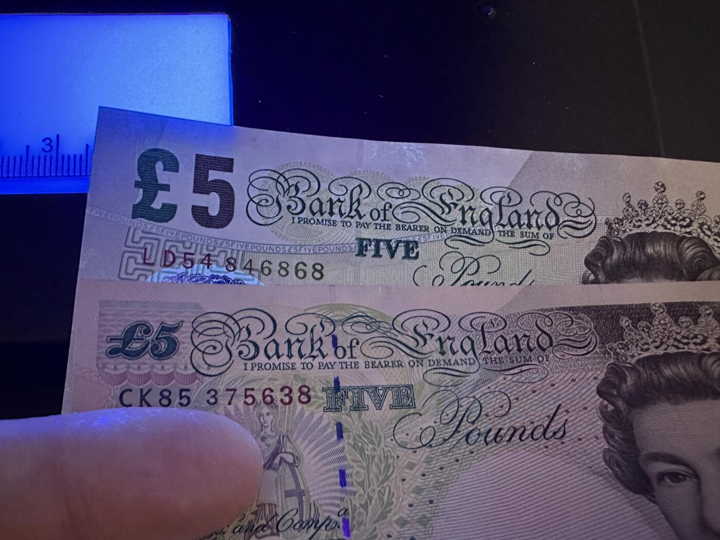 《外钞收藏家》第六百零八期（精选场）（本平台长期征集拍品、欢迎藏友们联系合作） 英国E序列5镑 初版和再版2张 全新 再版有轻微荧光反应