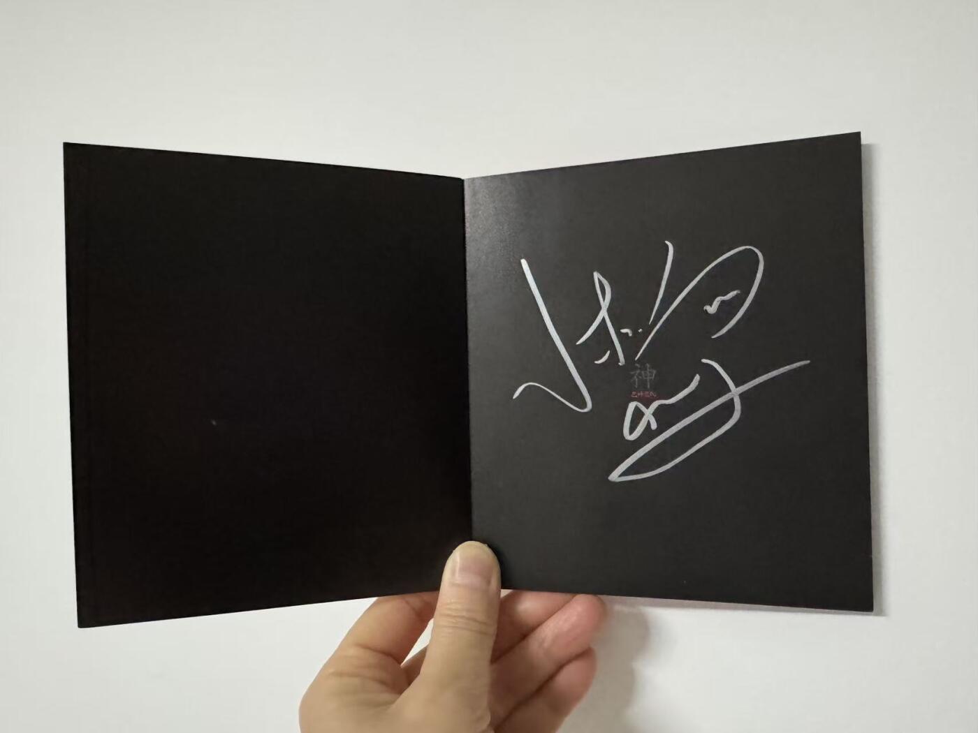 零元拍：  “周董”亲签正版《范特西》台版专辑，难得的早年版签名体，粉丝朋友不要错过~