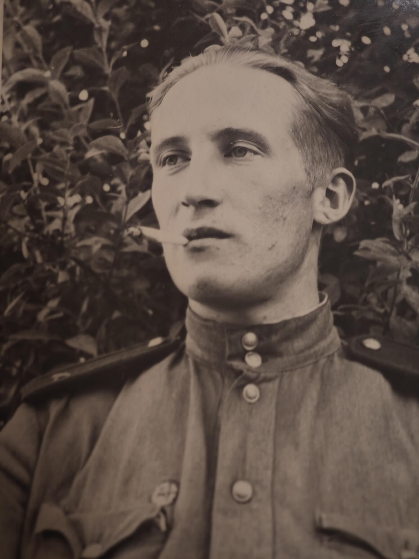 橙子收藏(照片专场)第三期 二战结束后至50年代初拍摄的苏联军官私人肖像照(叼烟卷的军人)