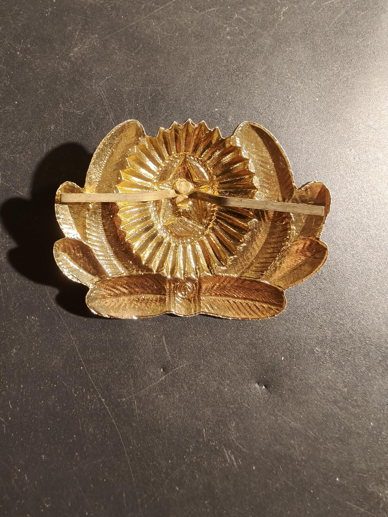 老王徽章第180期 苏联陆军礼服大檐帽帽徽